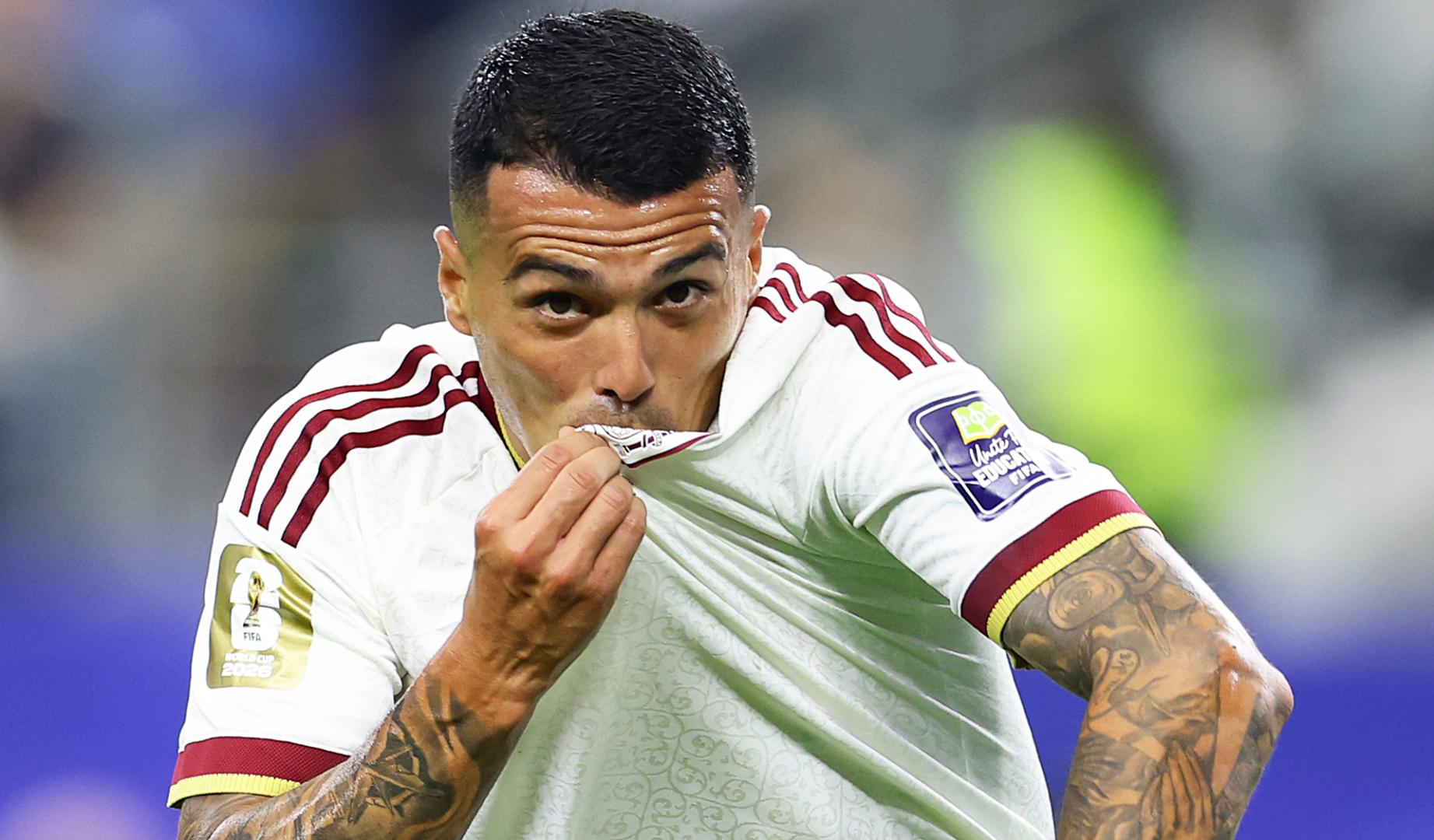 Pedro Porro se besa el escudo de la camiseta tras anotar el 0-2 a Francia durante la semifinal del Mundial 2026