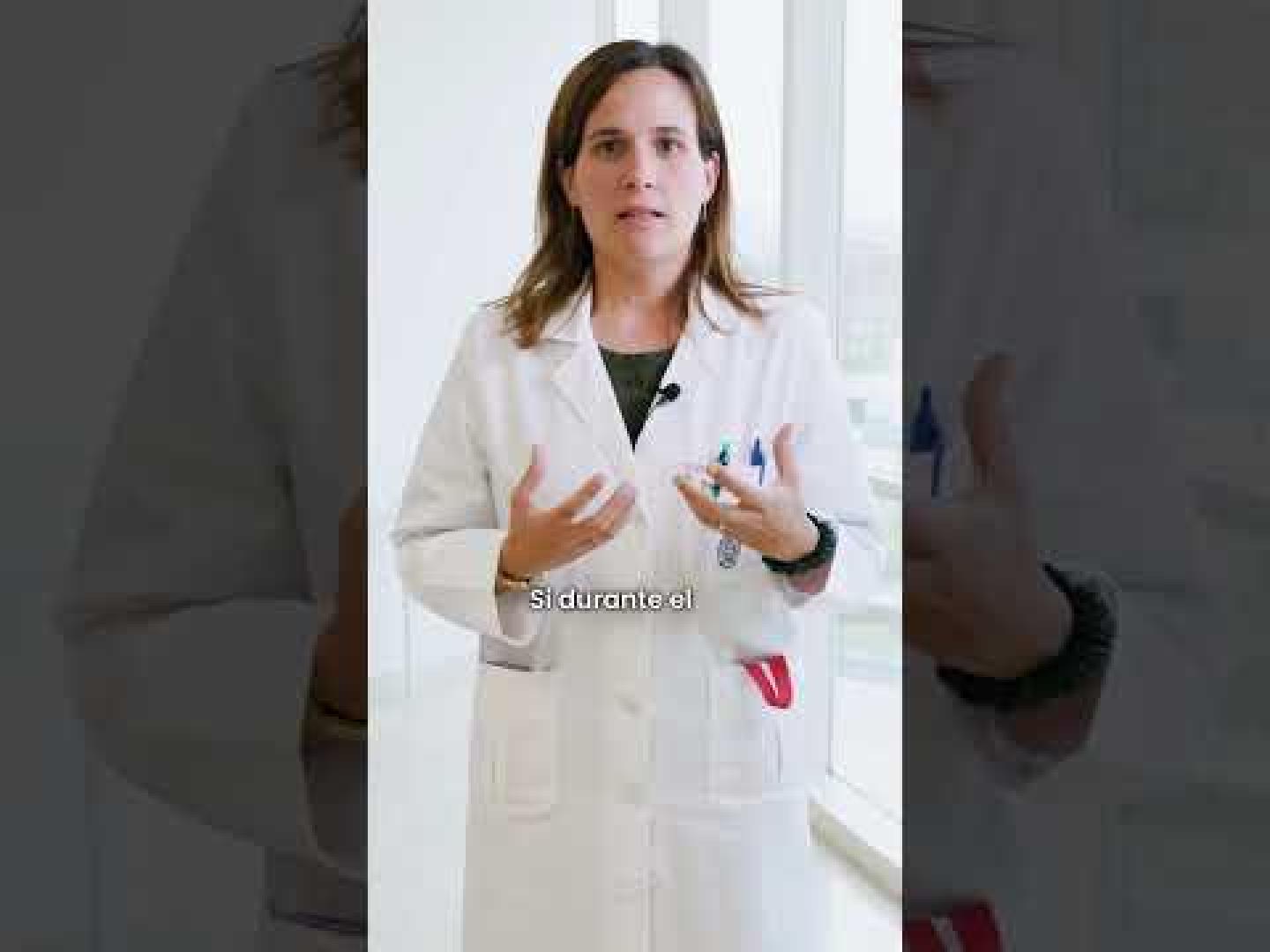 En verano cuesta más conciliar el sueño porque tu cuerpo no consigue soltar el calor… y los horarios irregulares rematan la faena. La Dra. Echeveste, especialista en Neurología y Neurofisiología en la Clínica Universidad de Navarra, explica qué mirar (la clave está en el día, no en la noche) y el hábito más simple para dormir mejor.
⚠️ Contenido informativo; no sustituye la consulta con tu médico.
#sueño #verano #dormirmejor #descanso #shorts