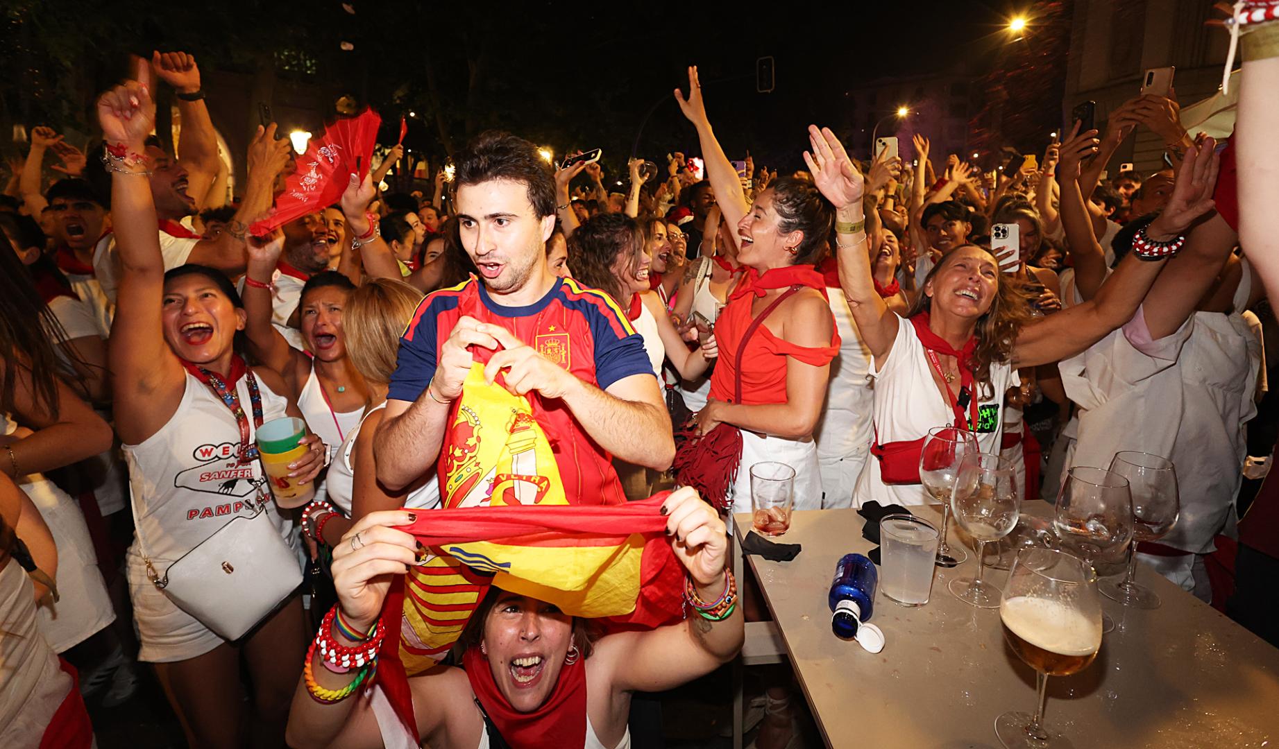 Aficionados navarros celebran el triunfo de España contra Francia en un bar de Pamplona