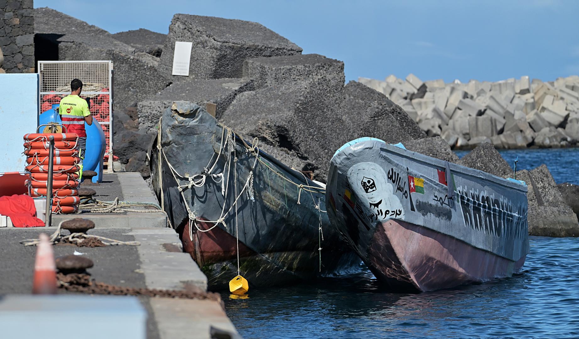 Vista de una embarcación en la que fueron rescatados 131 inmigrantes en aguas cercanas a El Hierro