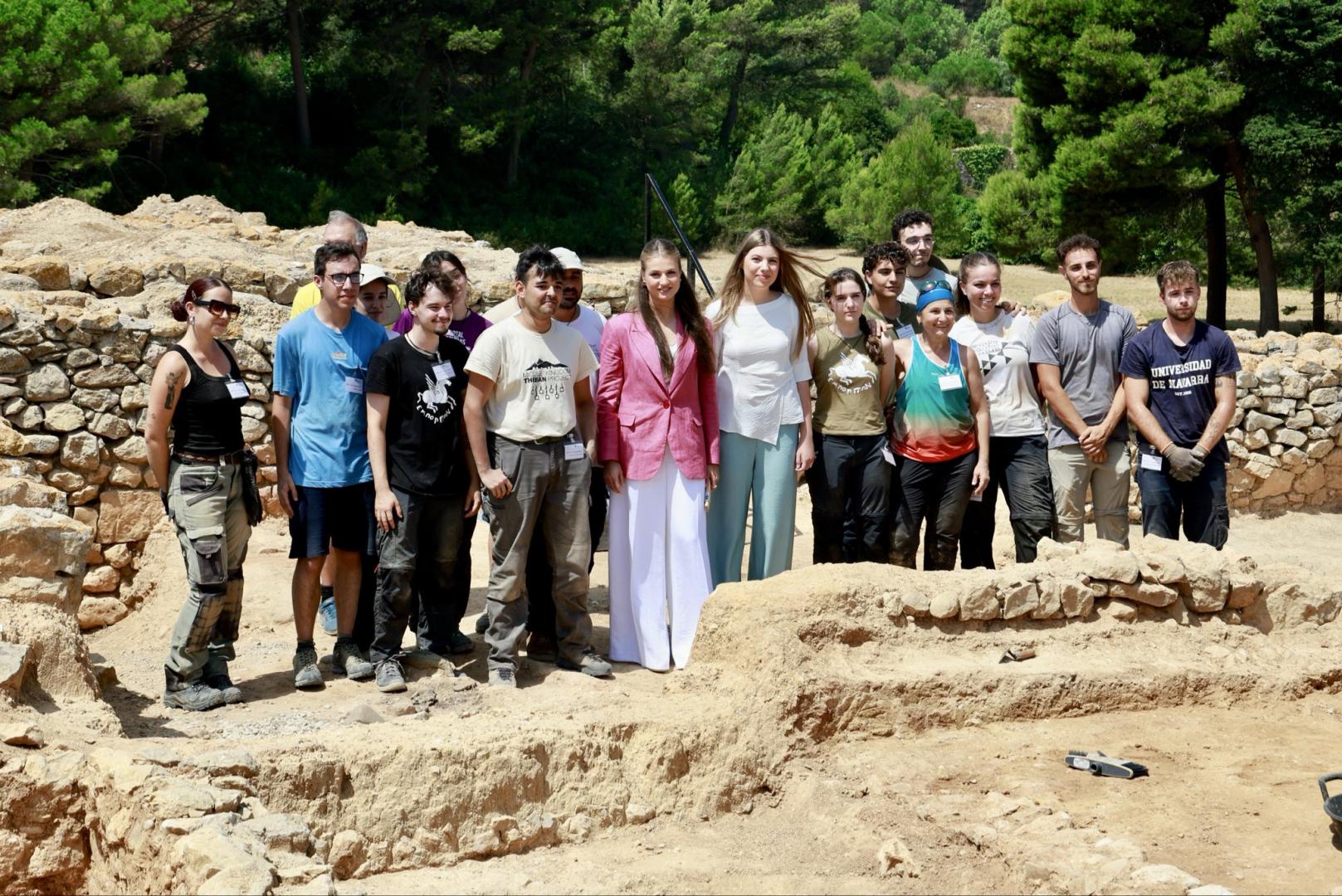La princesa Leonor y la infanta Sofía, junto a los jóvenes en el yacimiento de Empúries (Girona)