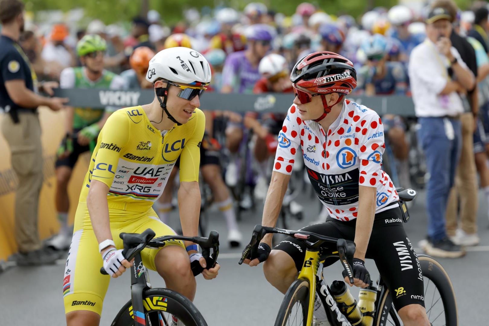 Pogacar y Vingegaard charlan antes del inicio de la undécima etapa del Tour