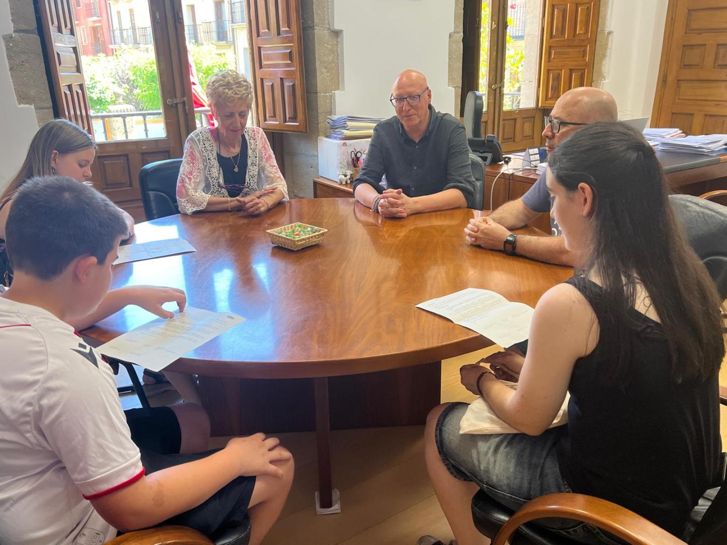 Representantes de los alumnos durante la firma con el alcaldesa de Viana, Yolanda González y acompañados por el director, Hugo Sordo.