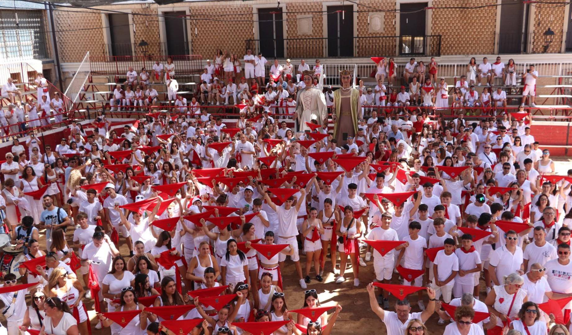 Vecinos de Cadreita y visitantes, pañuelos en alto ayer esperando que el cohete festivo fuera lanzado