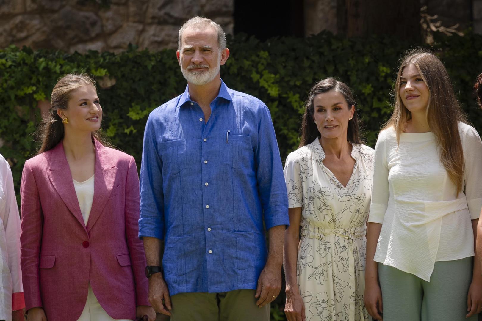 Los reyes Felipe y Letizia y sus hijas, la princesa Leonor y la infanta Sofía, posan con los premiados por la Fundación Princesa de Girona durante el encuentro que han mantenido este miércoles 15 de julio