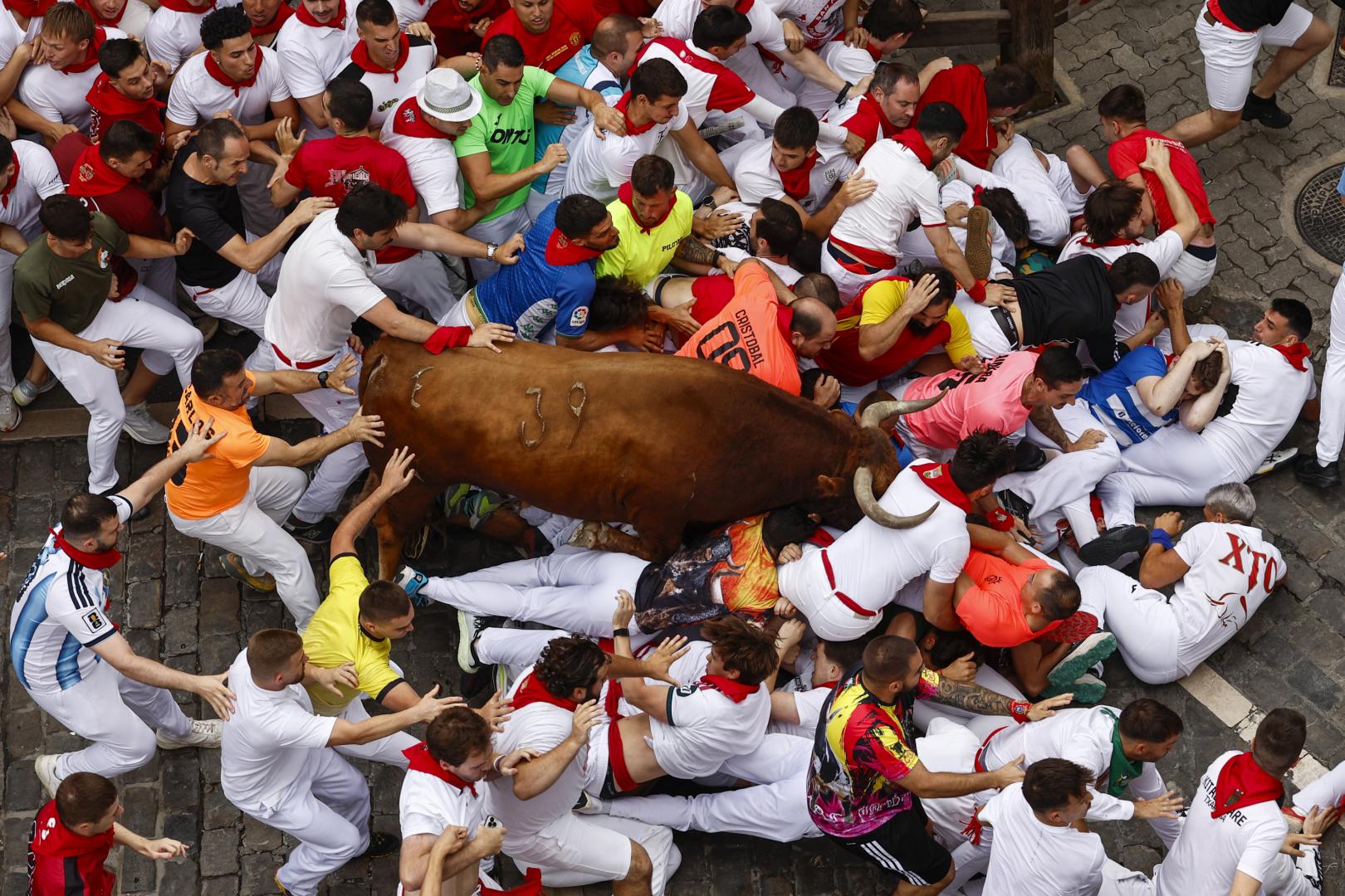 'Juncoso' de la ganadería Álvaro Núñez arremete contra un grupo caído en la Curva de Telefónica en el encierro del día 10.