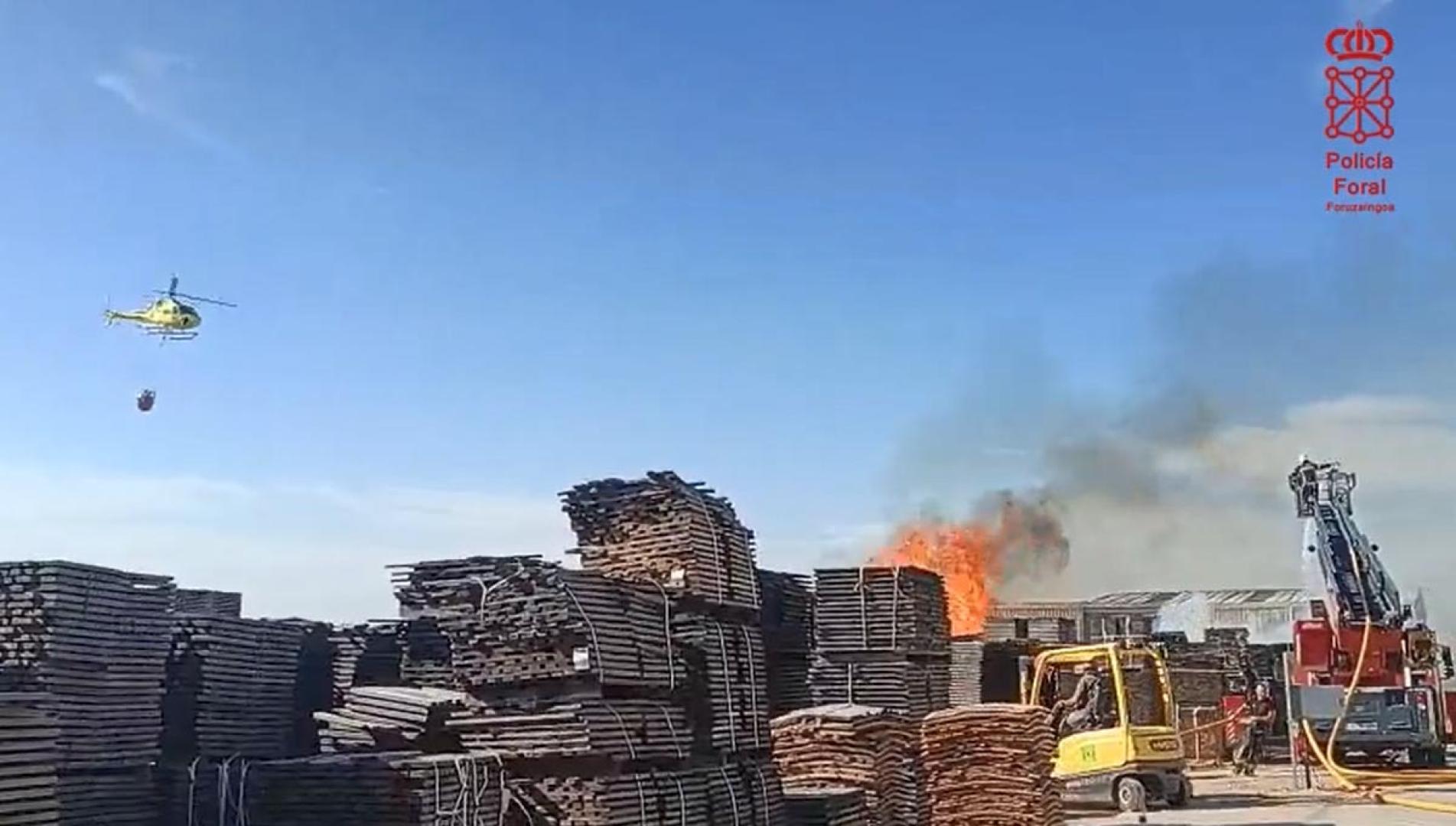 Medios aéreos y terrestres trabajan en la extinción del incendio