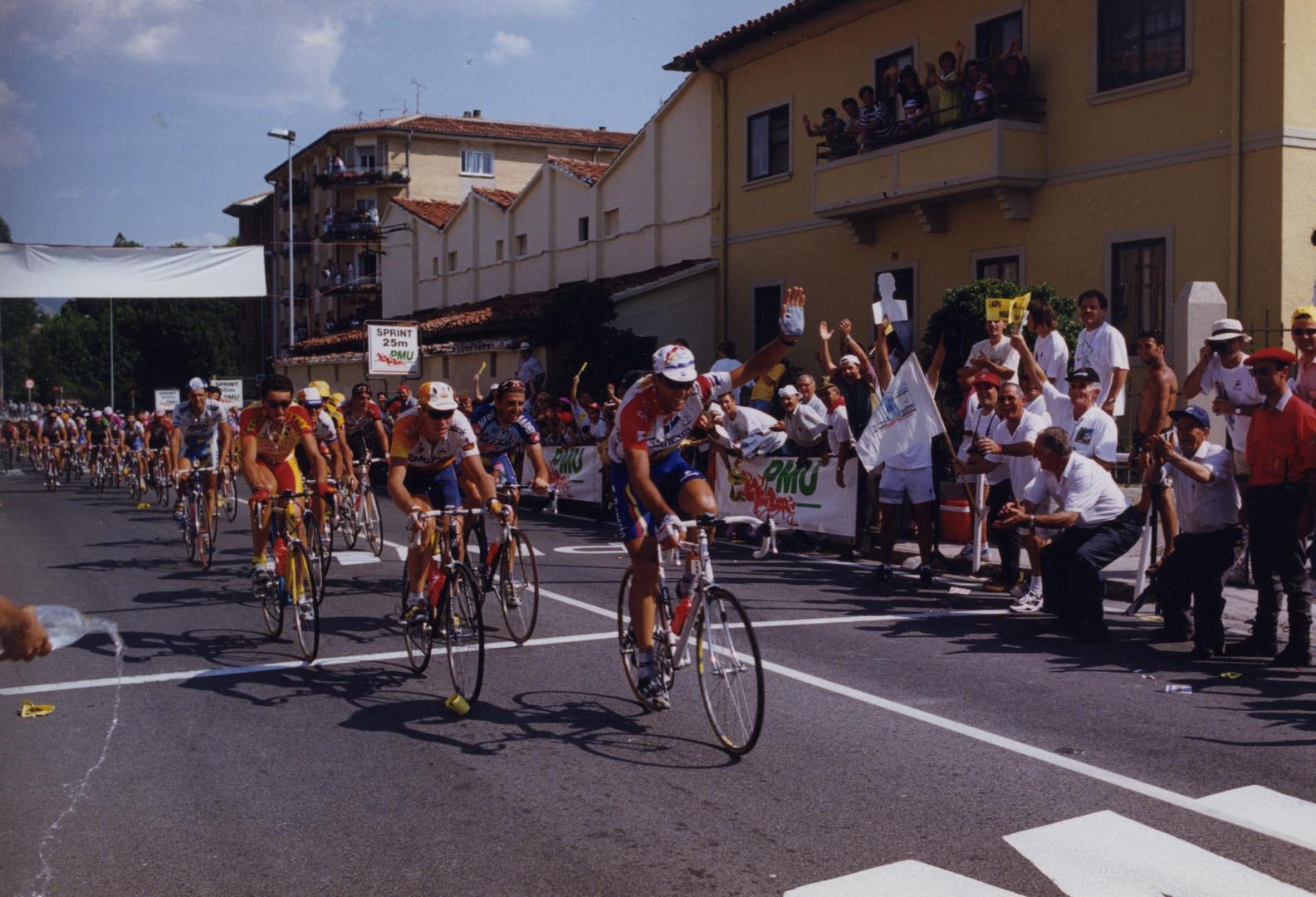 Pruden Induráin pasa por delante del domicilio familiar en la 17ª etapa del Tour de 1996 en Villava.