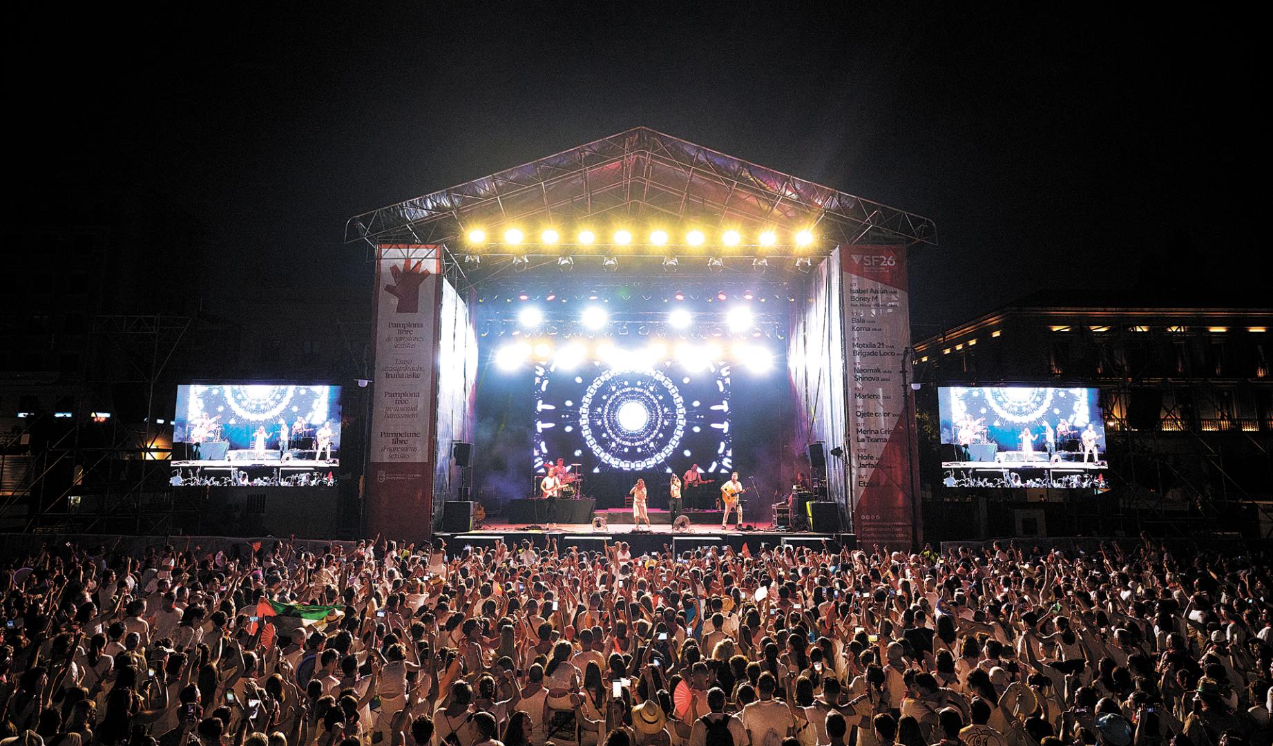 La madrileña Isabel Aaiún abrió los conciertos de San Fermín en la Plaza del Castillo en la noche del 6 de julio, que reunió a cerca de 8.000 personas, antes de la actuación de Boney M.