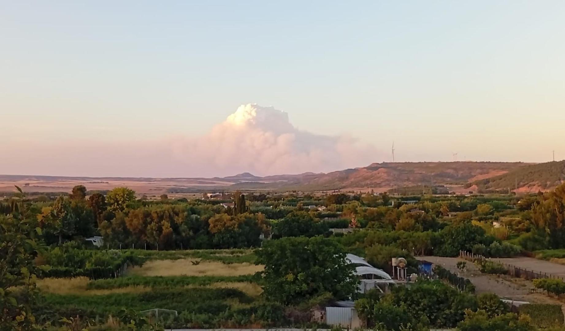 El humo provocado por el incendio en la comarca de las Cinco Villas (Zaragoza), visto desde Tudela