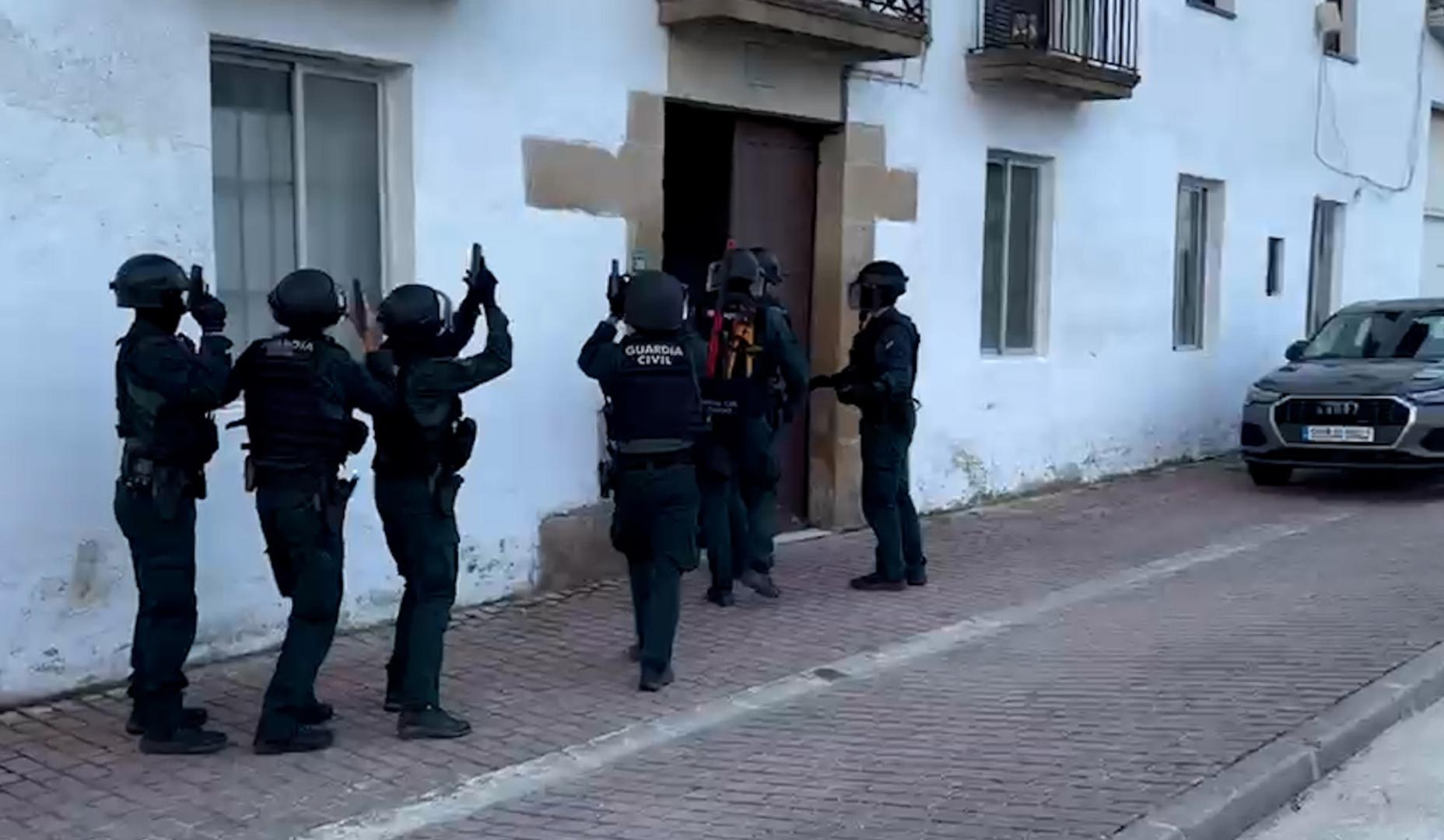 Agentes de la Guardia Civil durante uno de los registros