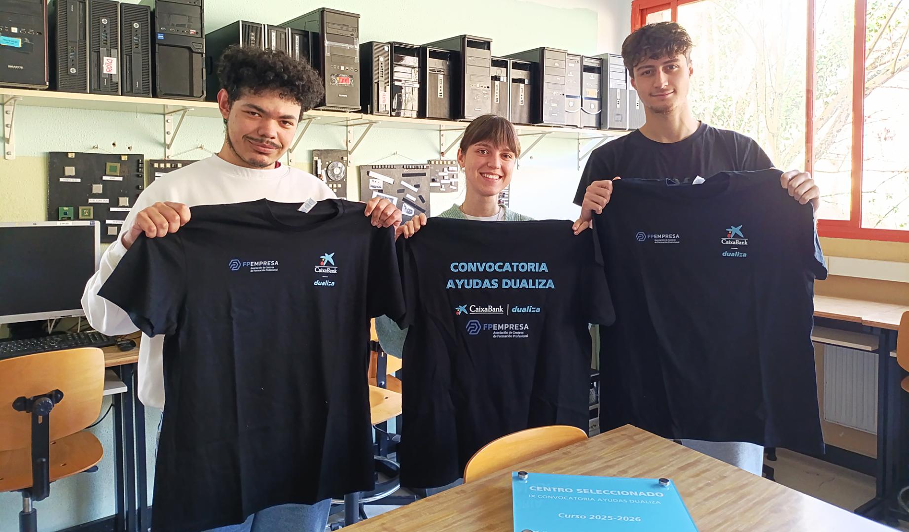 Responsables del CIP Virgen del Camino posan con las camisetas de la iniciativa