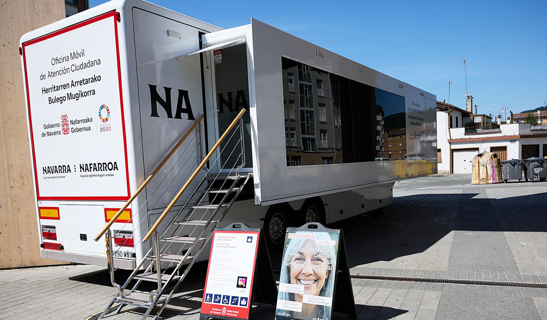 Imagen de la Oficina Móvil de Atención Ciudadana de Navarra durante una visita a Alsasua
