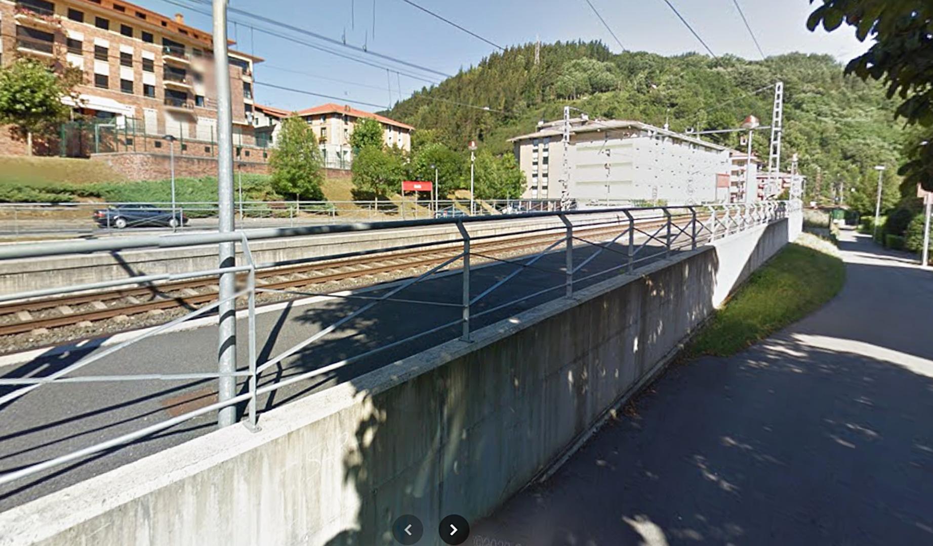 Las vías del tren de la estación de Anoeta (izda.) junto a la calle Apeadero de la localidad
