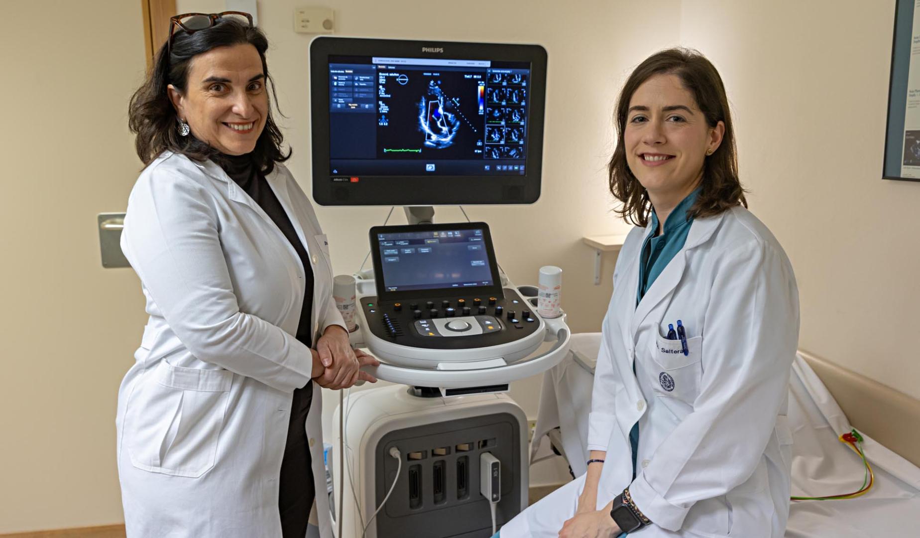A la izquierda, la doctora Agnes Díaz Dorronsoro, junto a la doctora Nahikari Salterain, especialistas en Cardiología de la Clínica Universidad de Navarra