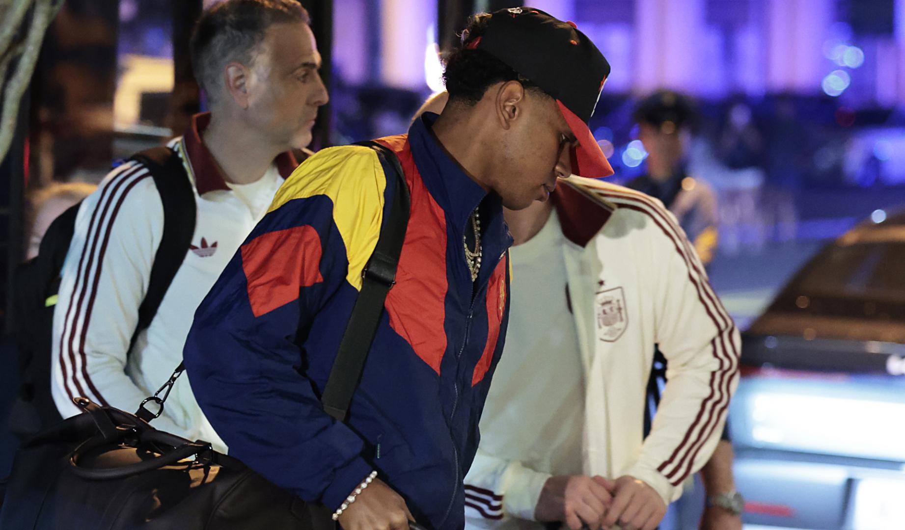 Lamine Yamal a su llegada al hotel de concentración en Nueva York