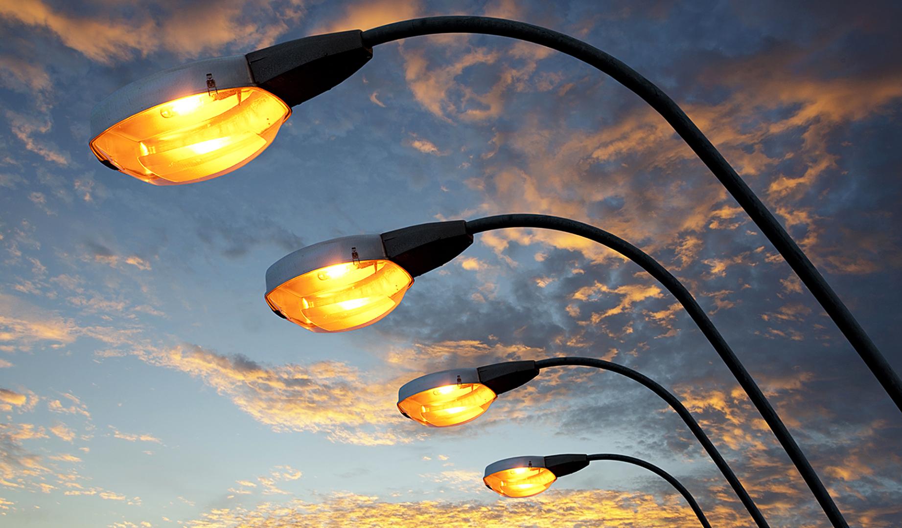 Farolas iluminadas en una calle de Pamplona