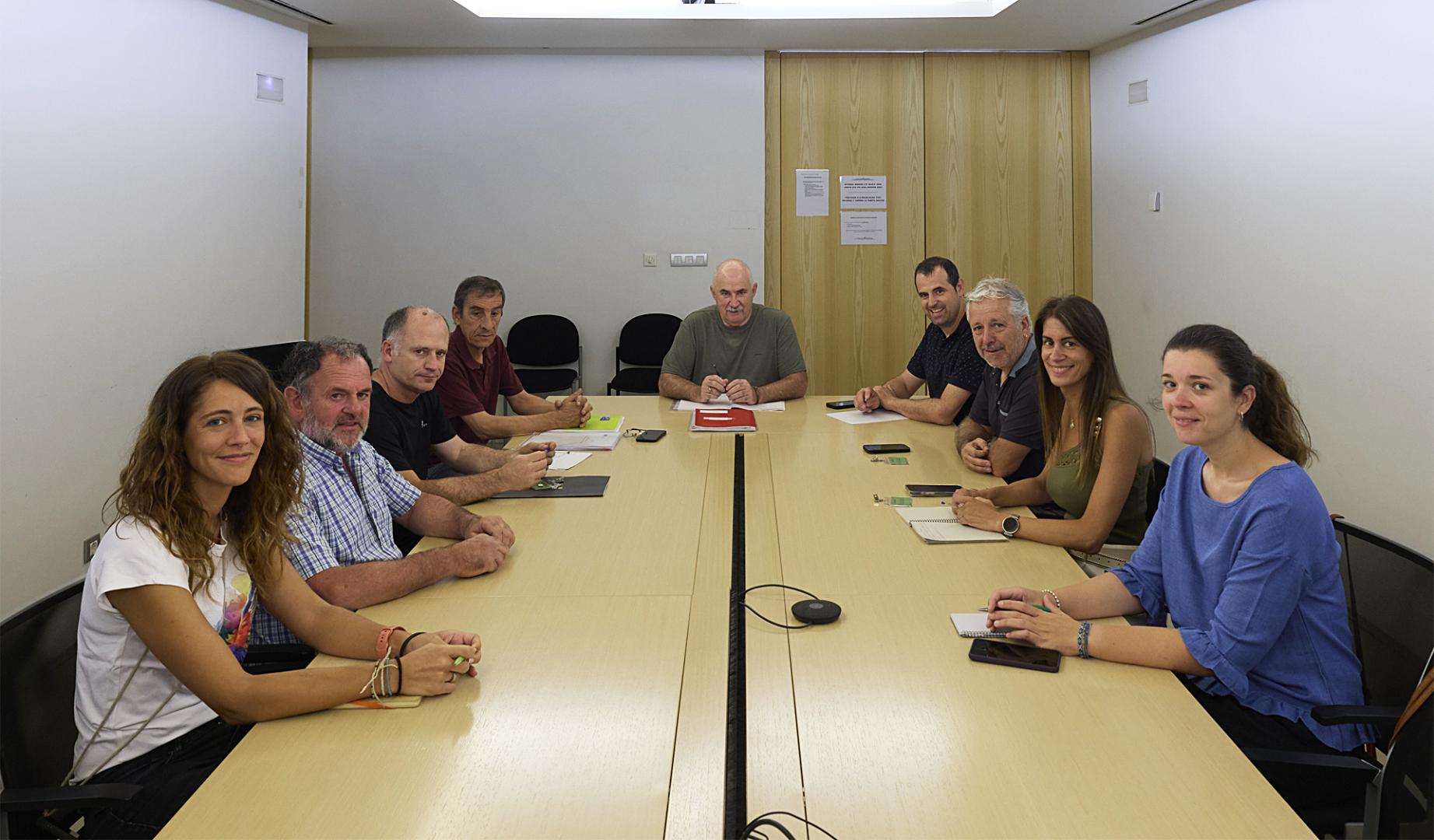 El consejero Aierdi y los directores generales Gil y Goñi junto a representantes de las organizaciones agrarias
