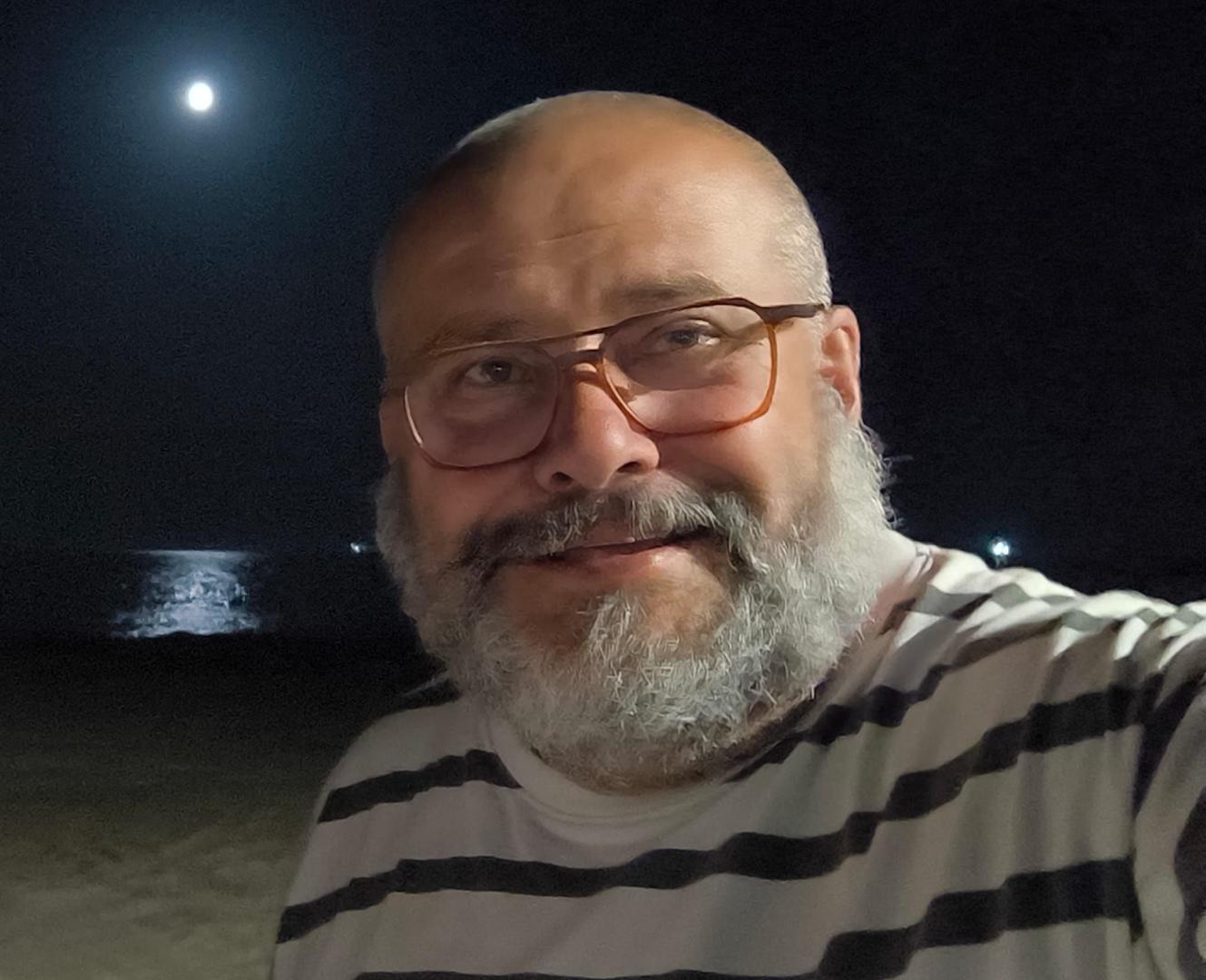 Javier Armentia, fotografiado en la playa de Vera.