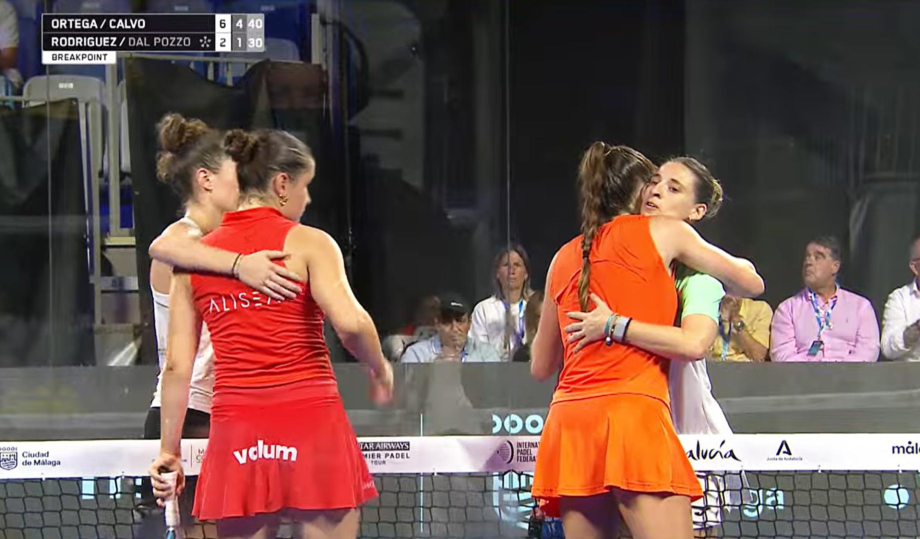 Marta Ortega y Martina Calvo saludan a Giulia Dal Pozzo y Nuria Rodríguez tras el choque de octavos del Málaga P1