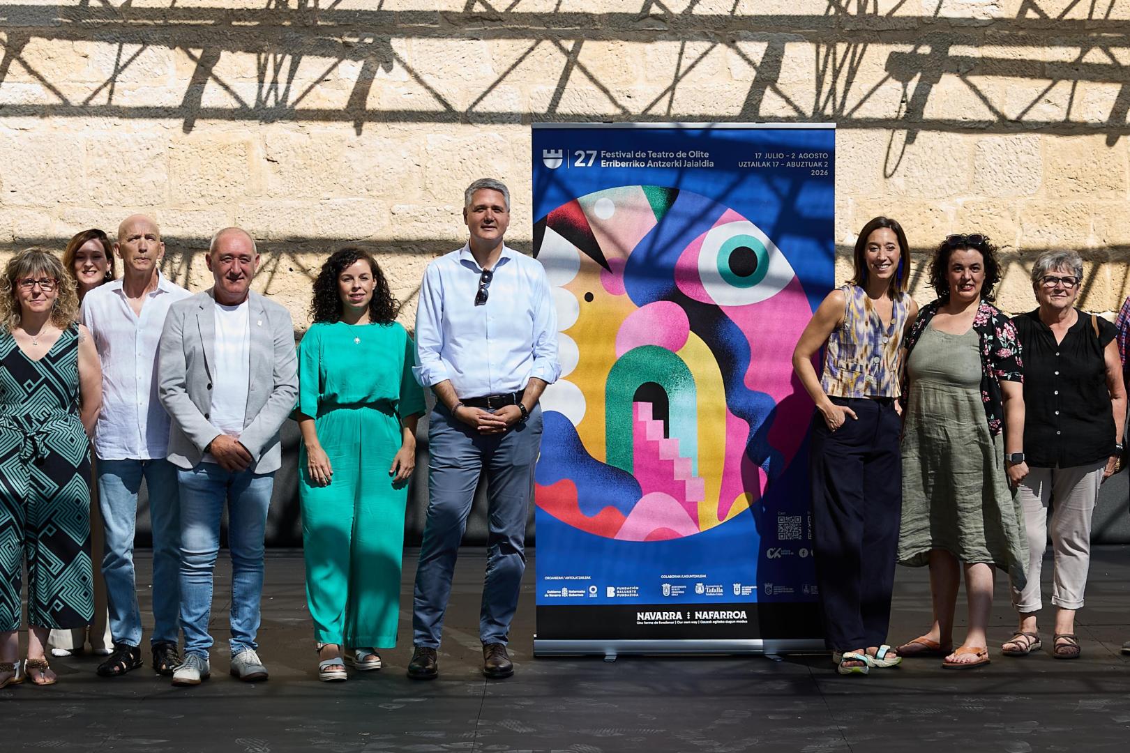 El director general de Cultura, Ignacio Apezteguia, junto a las directoras artísticas del Festival, Ane Pikaza y María Goiricelaya, y representantes del Ayuntamiento de Olite y de las compañías participantes