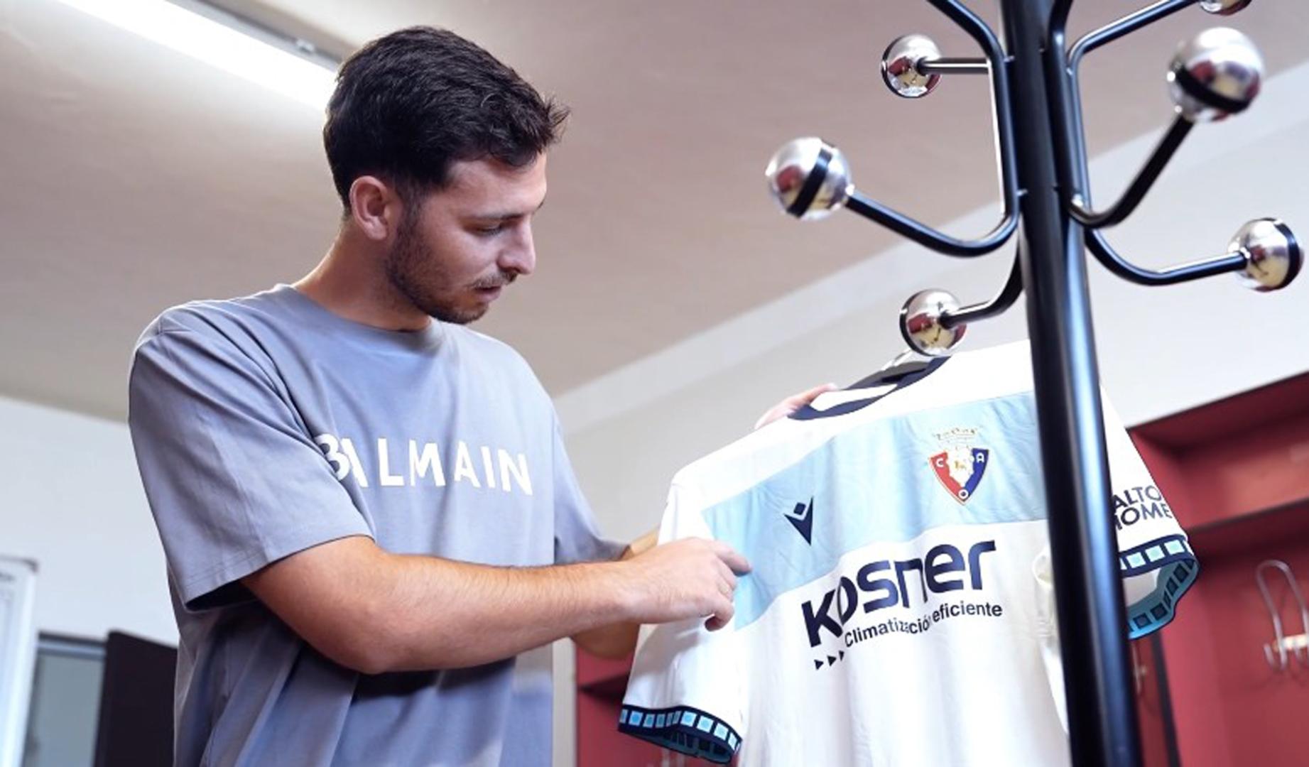 Raúl García de Haro junto a la segunda camiseta que lucirá Osasuna en la temporada 2026/27