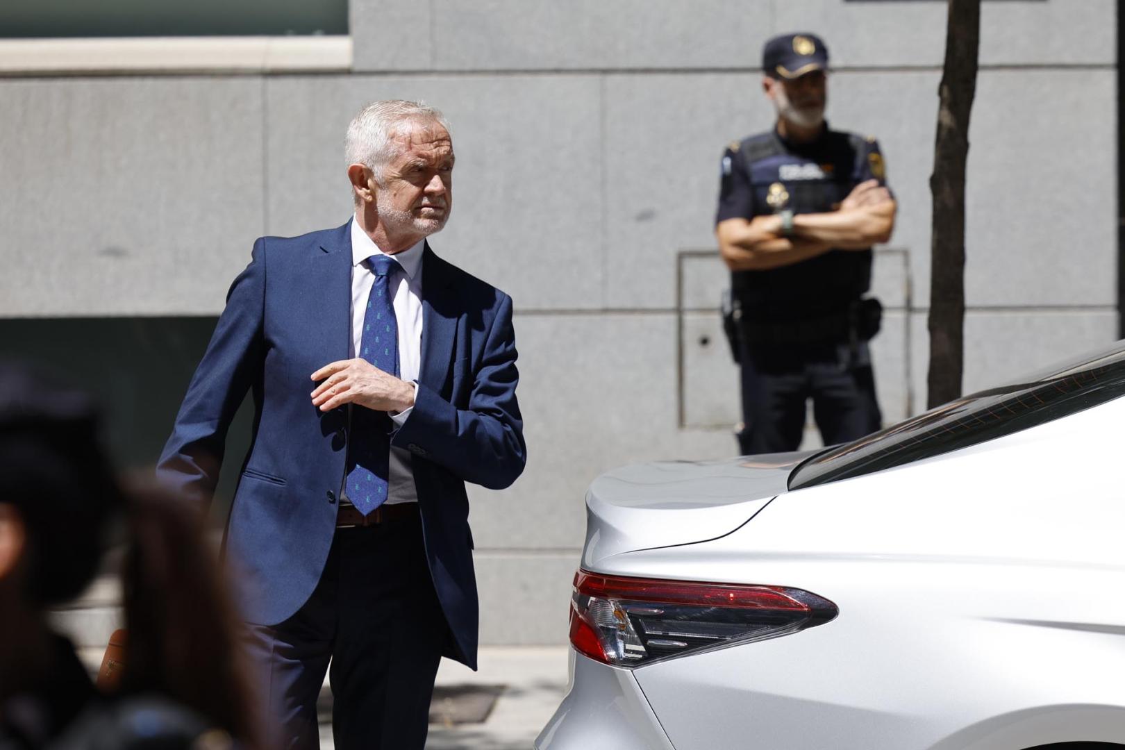 El director adjunto operativo (DAO) de la Guardia Civil, Manuel Llamas, sale tras asistir para declarar ante el juez de la Audiencia Nacional Santiago Pedraz después de ser imputado en el Caso Leire