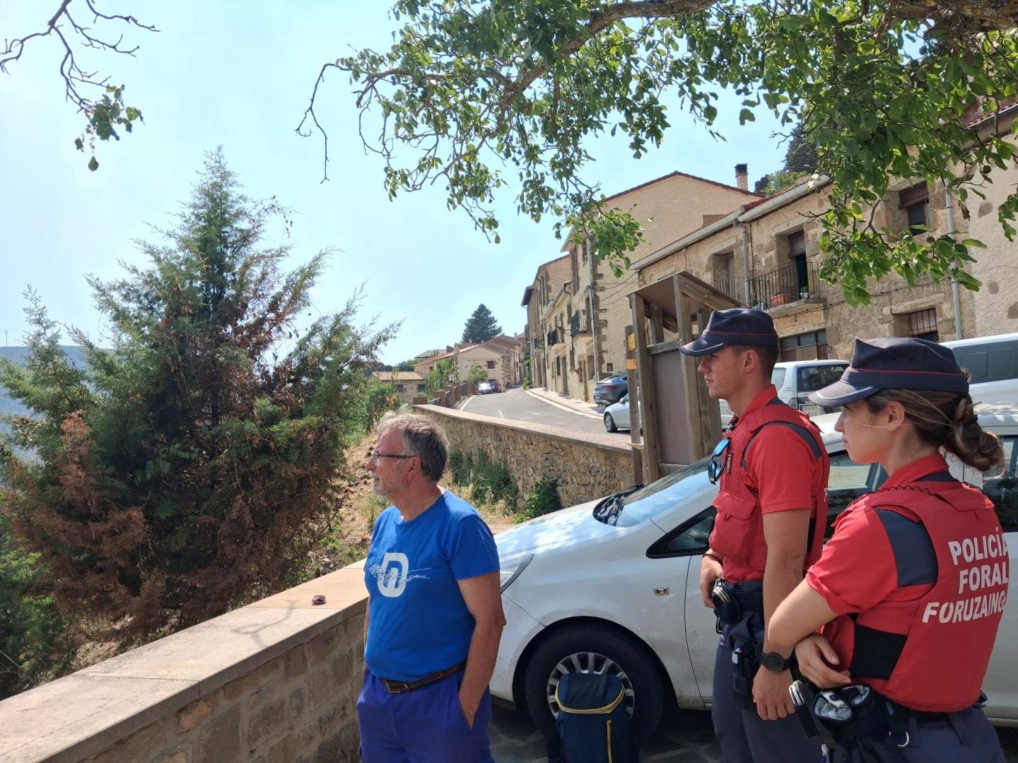 El teniente de alcalde de Petilla, Vicente Espinosa, observa el humo del incendio desde el mirador