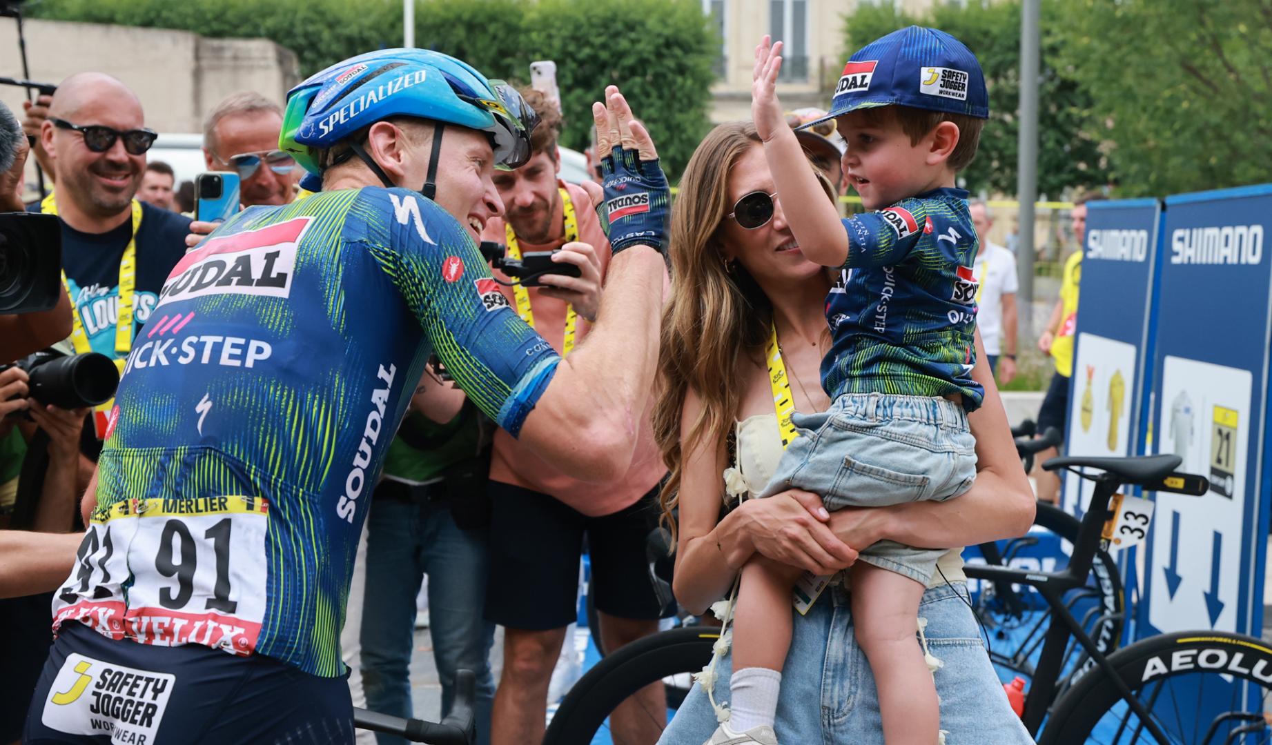 El ciclista belga Tim Merlier celebra junto a su familia el tercer triunfo en el Tour de Francia
