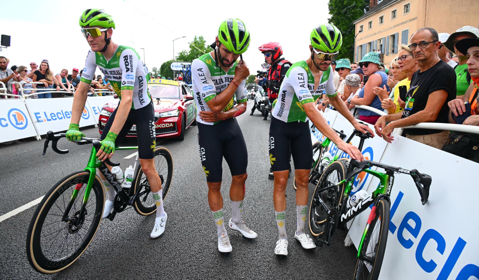 Fernando Gaviria (c) tras fracturarse la clavícula en una caída en el Tour