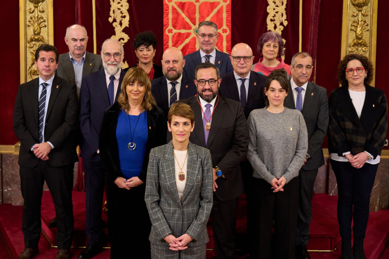 El Gobierno, el pasado enero, en la toma de posesión de los nuevos consejeros Inma Jurío y Javier Remírez. Desde la fila de atrás y de izquierda a derecha: José Mª Aierdi, Jurío, Juan Luis García, Rebeca Esnaola, Mikel Irujo, Fernando Domínguez José Luis Arasti, Carlos Gimeno, Óscar Chivite, Carmen Maeztu, Ana Ollo, Remírez, Begoña Alfaro y la presidenta María Chivite.