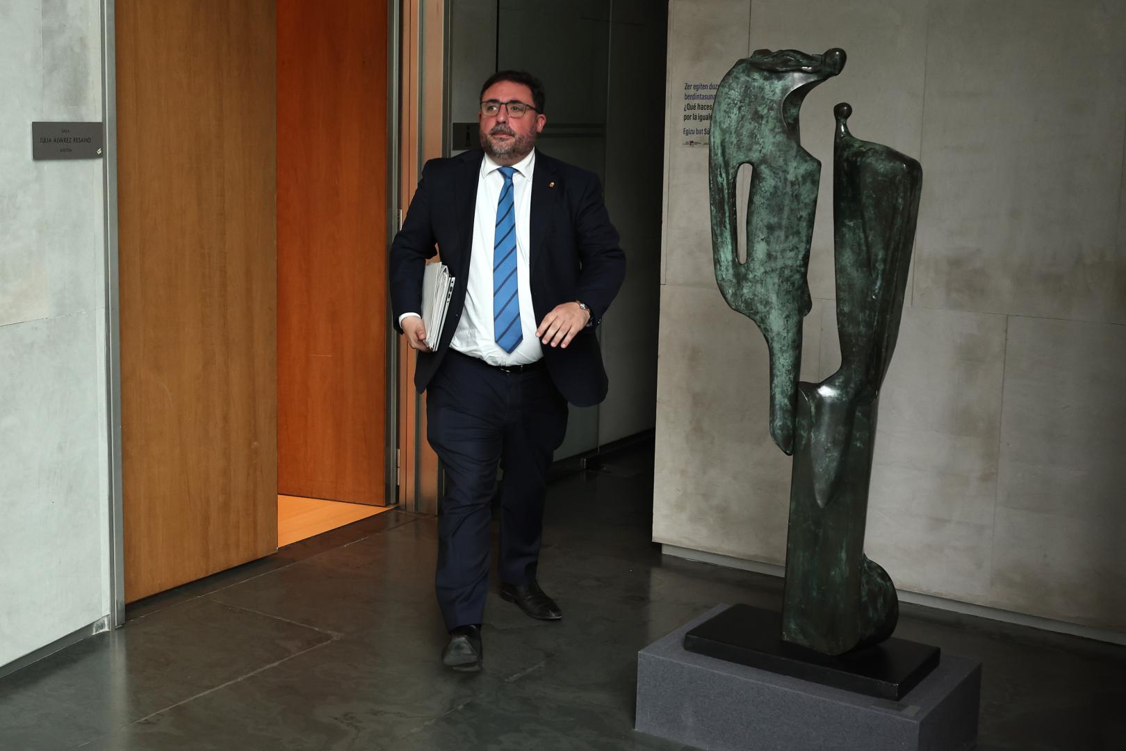 El presidente del Parlamento, Unai Hualde, en los pasillos de la Cámara tras una reunión de los socios del Gobierno