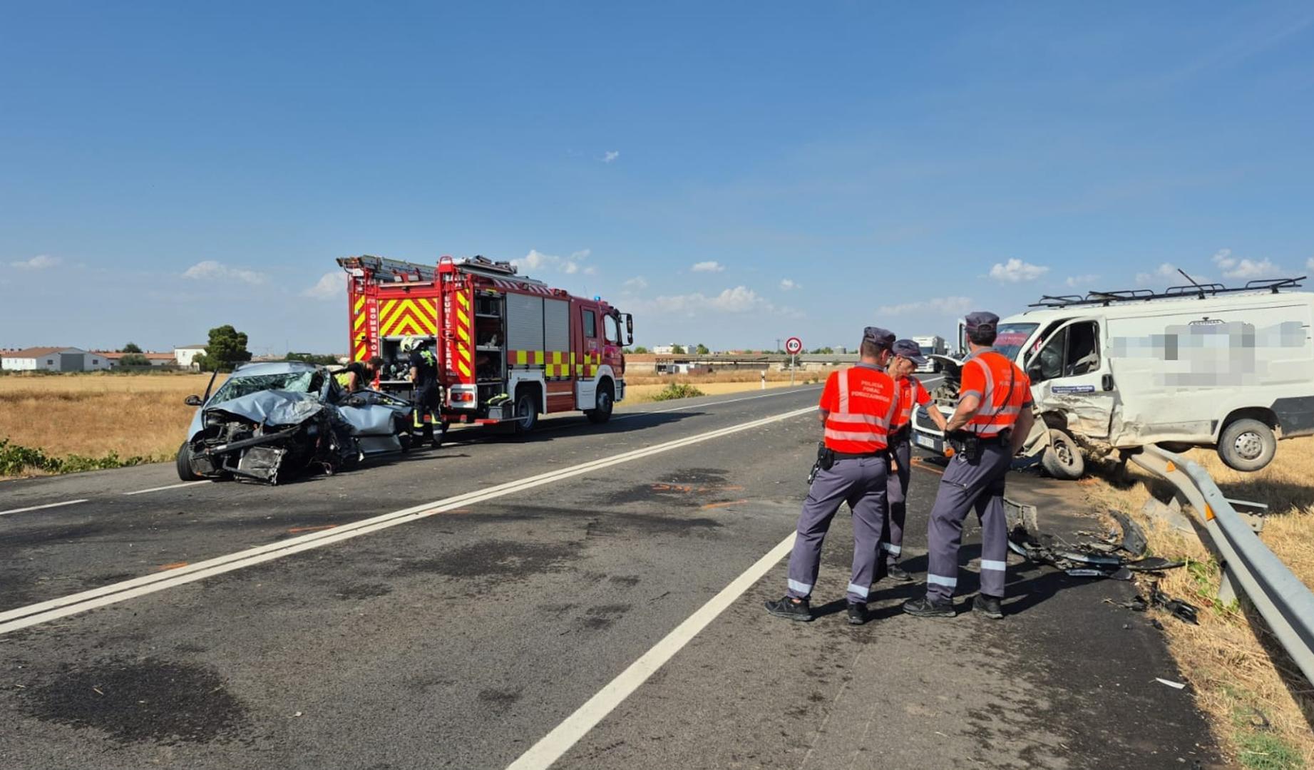 Tres heridos, uno de ellos muy grave, tras colisionar un coche y una furgoneta en Cintruénigo