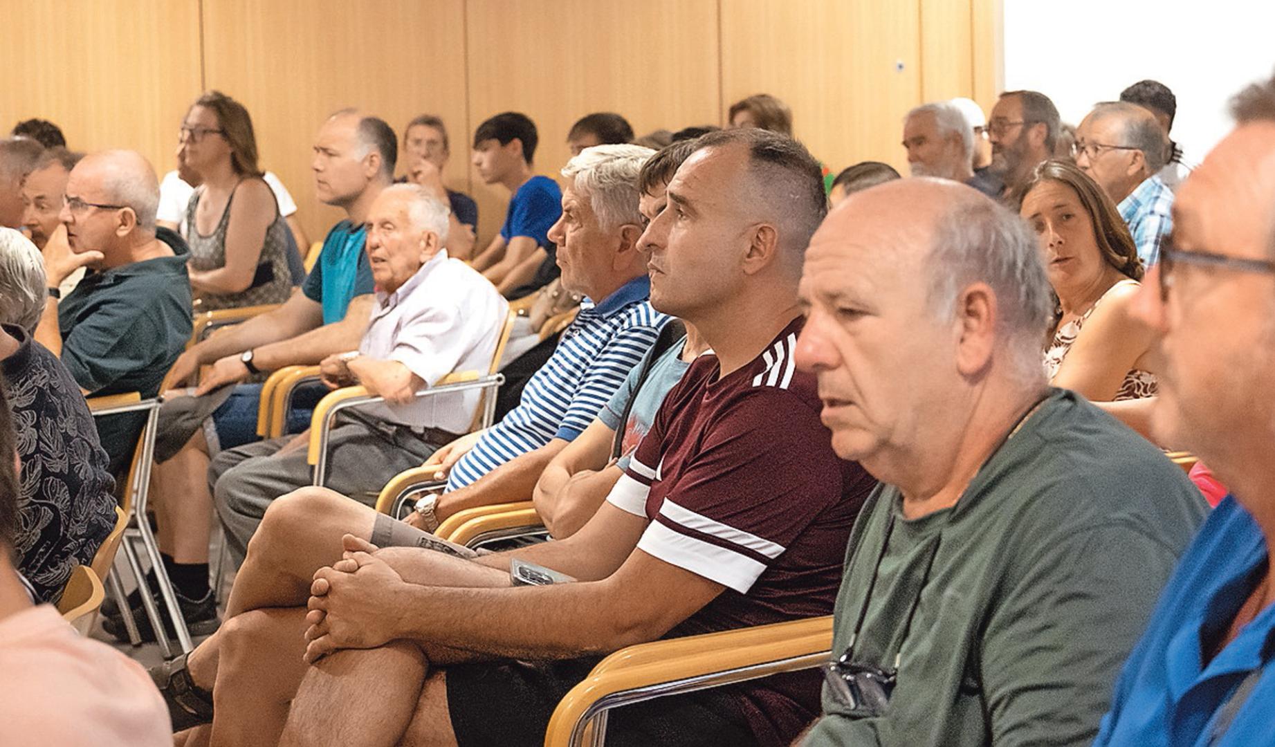 Asistentes a la asamblea convocada este lunes por el Izarra para explicar la situación