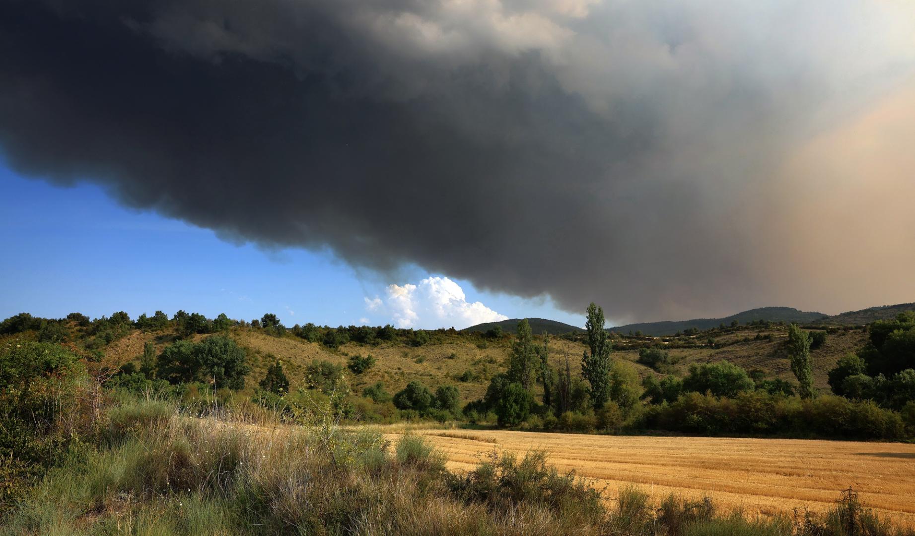 El incendio aproximándose este jueves a Petilla de Aragón