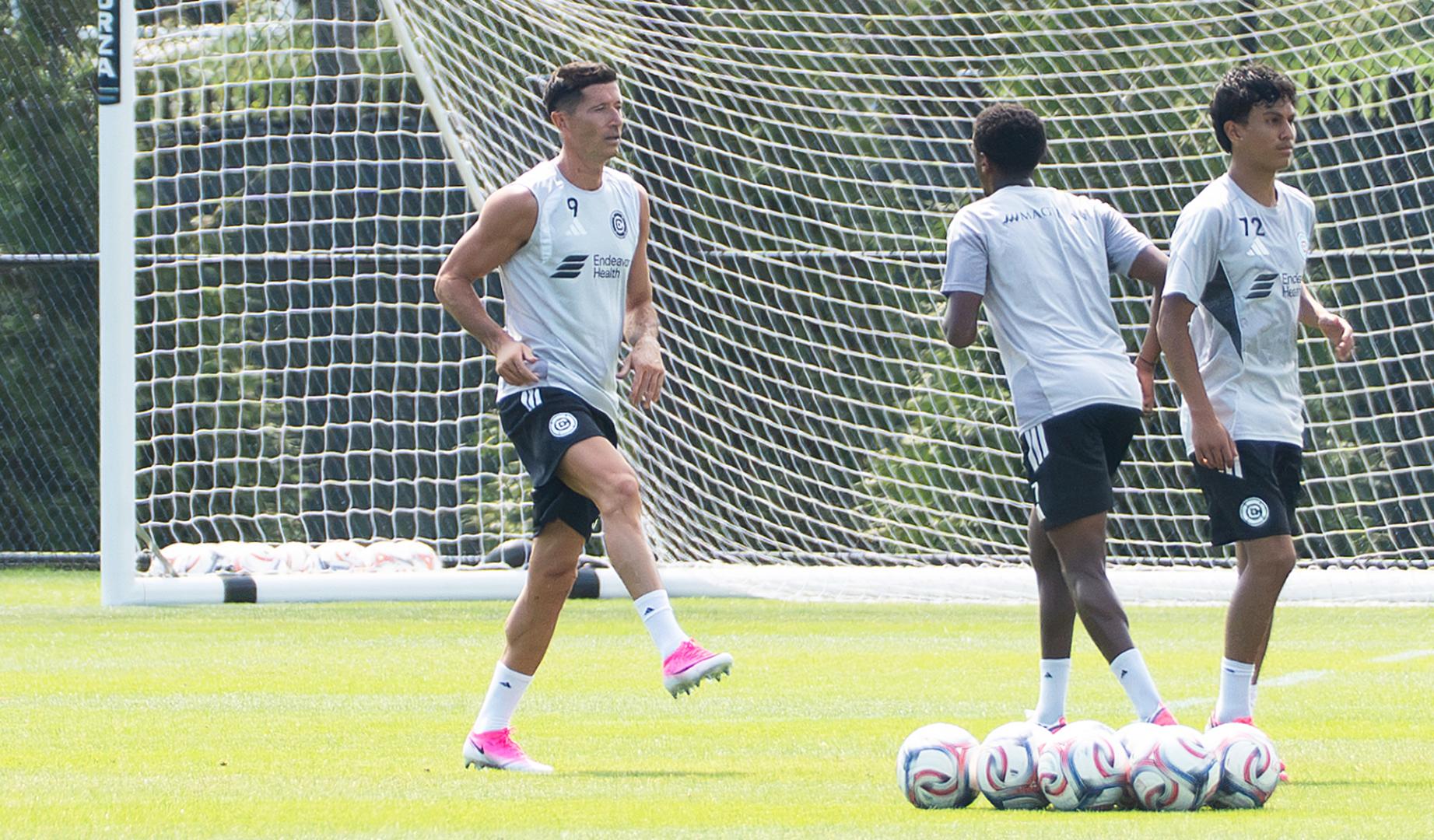 El delantero polaco Robert Lewandowski calienta en su primer entrenamiento como jugador del Chicago Fire en Chicago (EE.UU.)