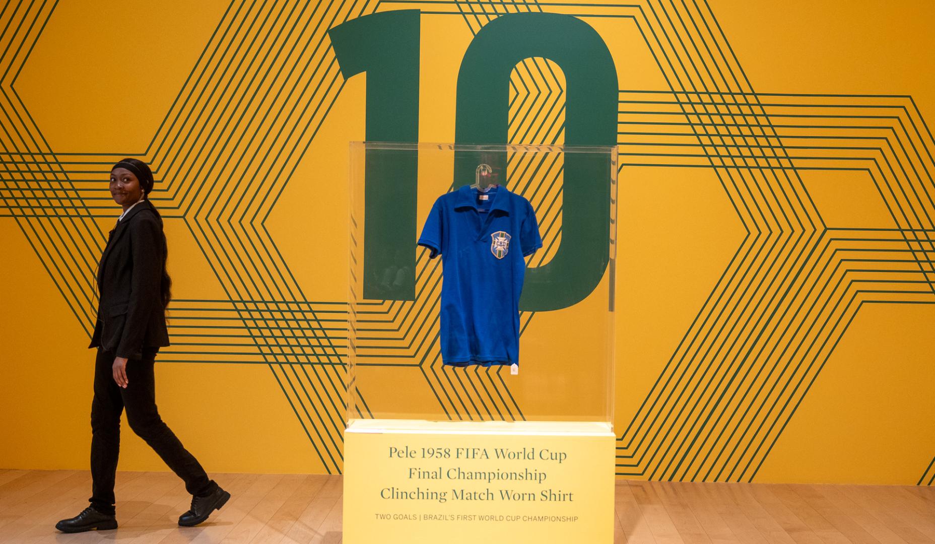 La camiseta que Pelé vistió en la final del Mundial de Suecia 1958 en exposición para su subasta