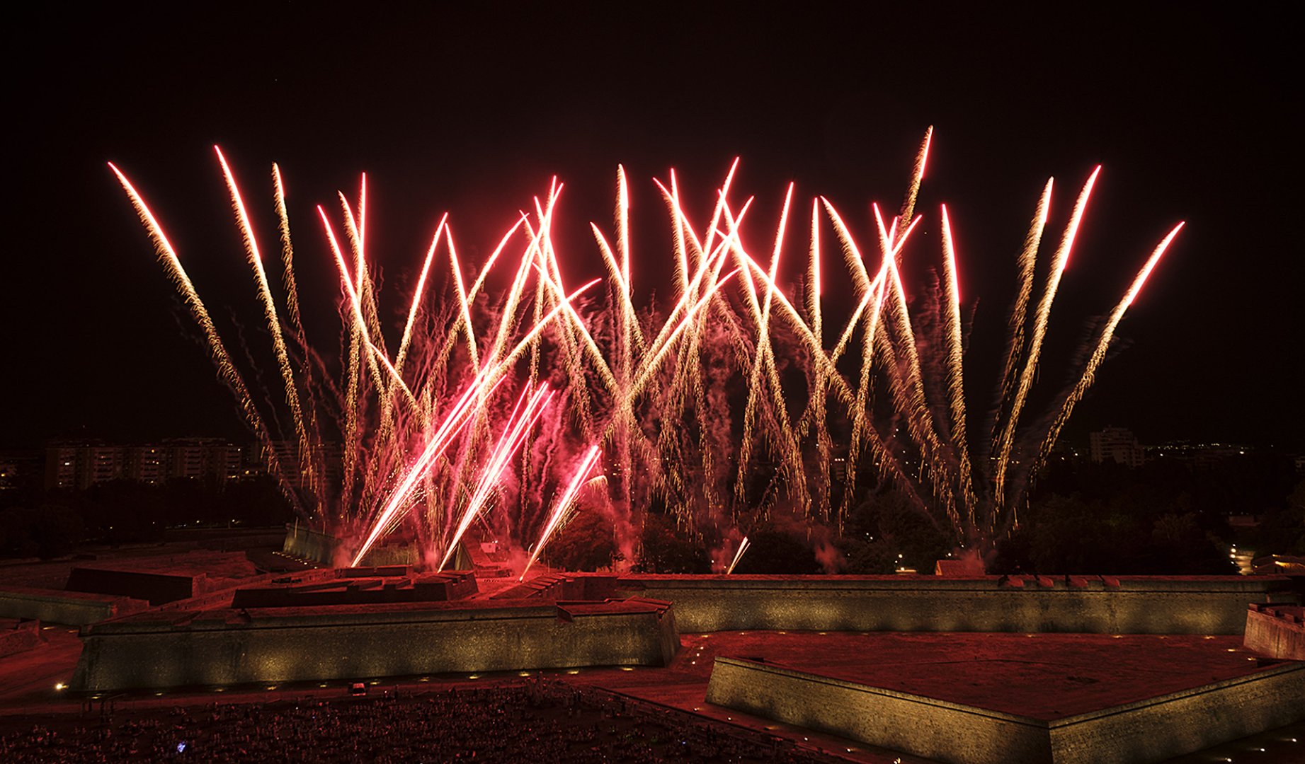 Imagen de uno de los fuegos artificiales lanzados estos Sanfermines 2026
