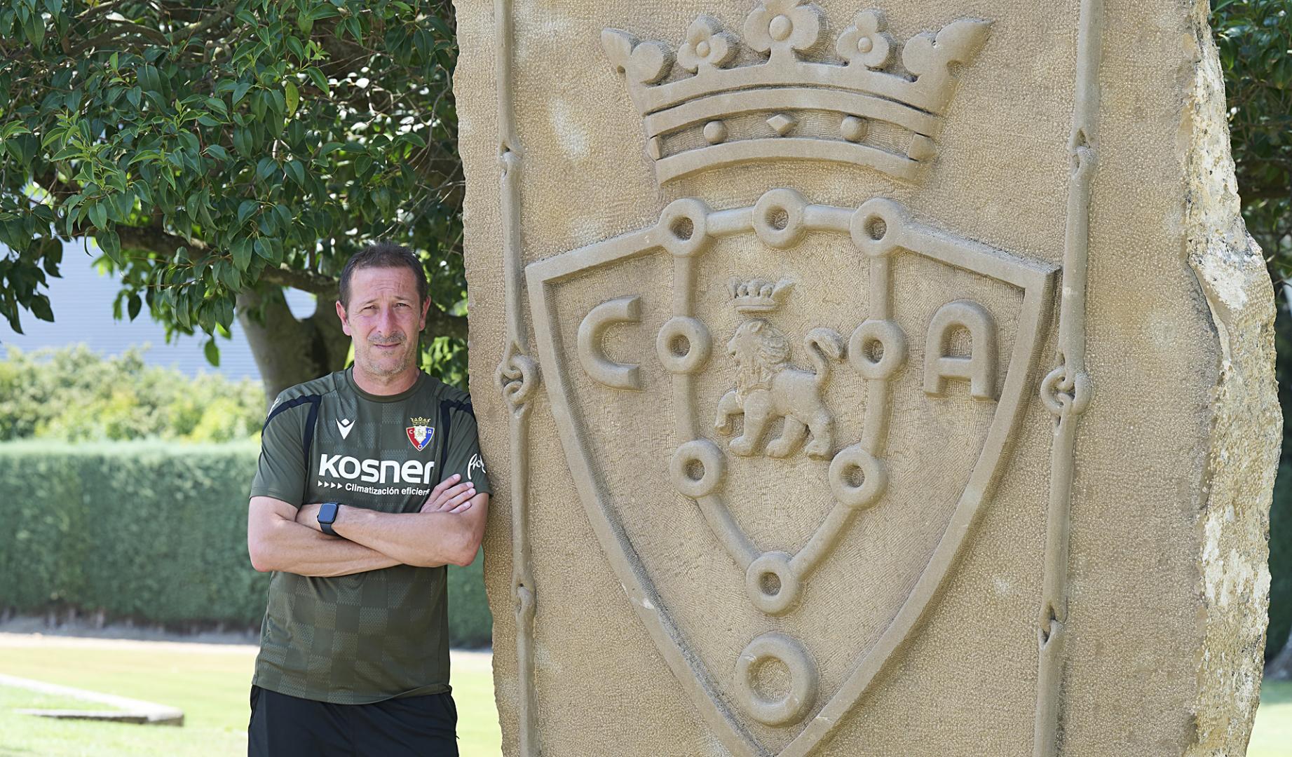 Luis Miguel Ramis posa junto al escudo de Osasuna a la entrada de Tajonar