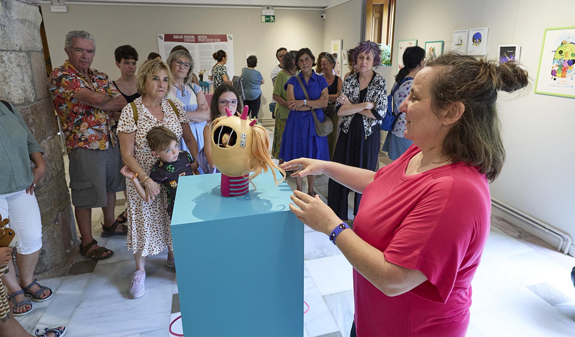 La artista Myriam Cameros explica una de las piezas de la exposición