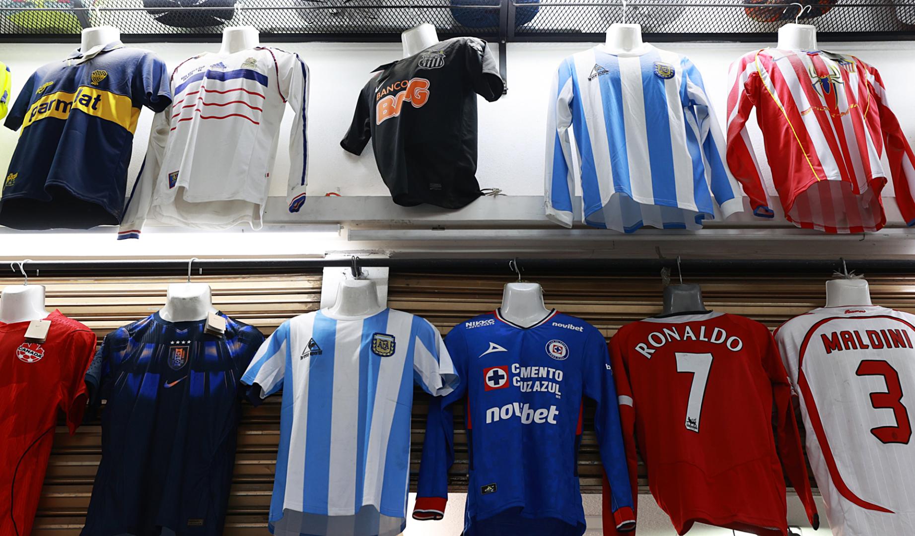 Varias camisetas de fútbol en un mercado de Ciudad de México (México
