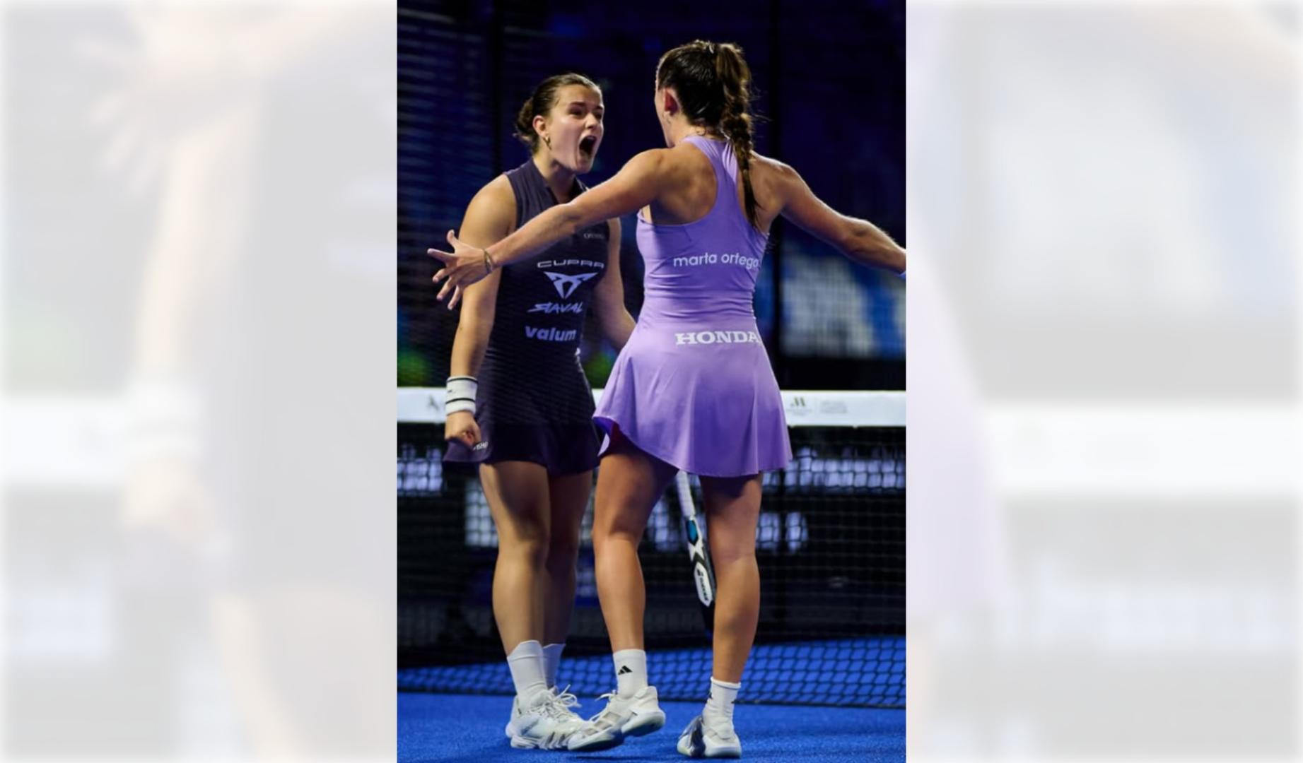 Martina Calvo y Marta Ortega celebran la victoria en los cuartos del Málaga P1