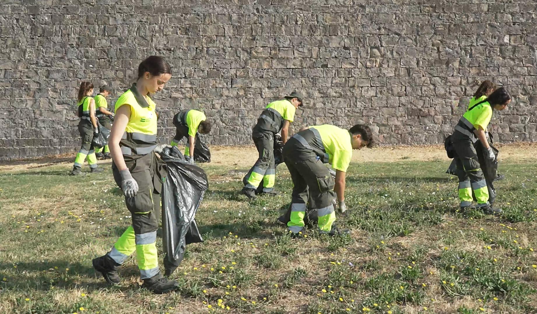 Una brigada municipal realiza labores de limpieza en los fosos de la Ciudadela tras los Sanfermines
