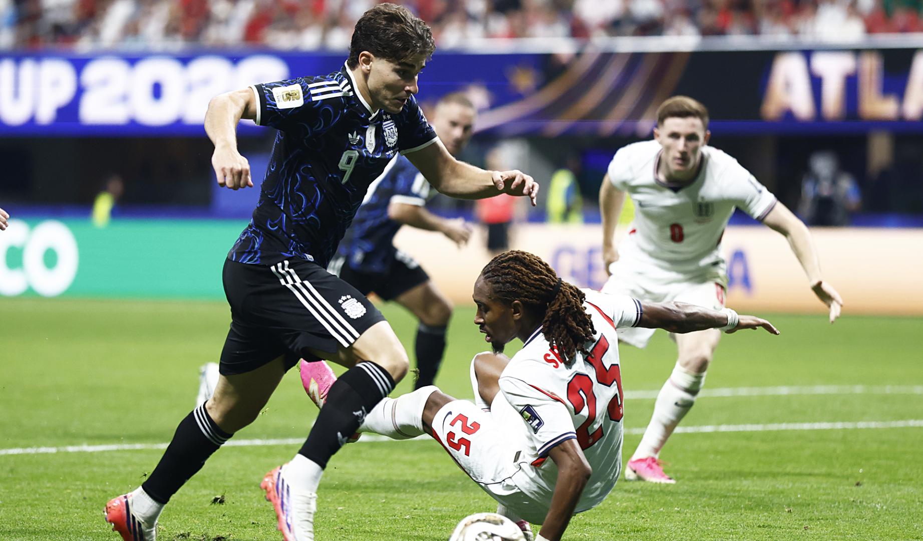 El argentino Julián Álvarez trata de superar a un defensa británico durante la semifinal del Mundial 2026