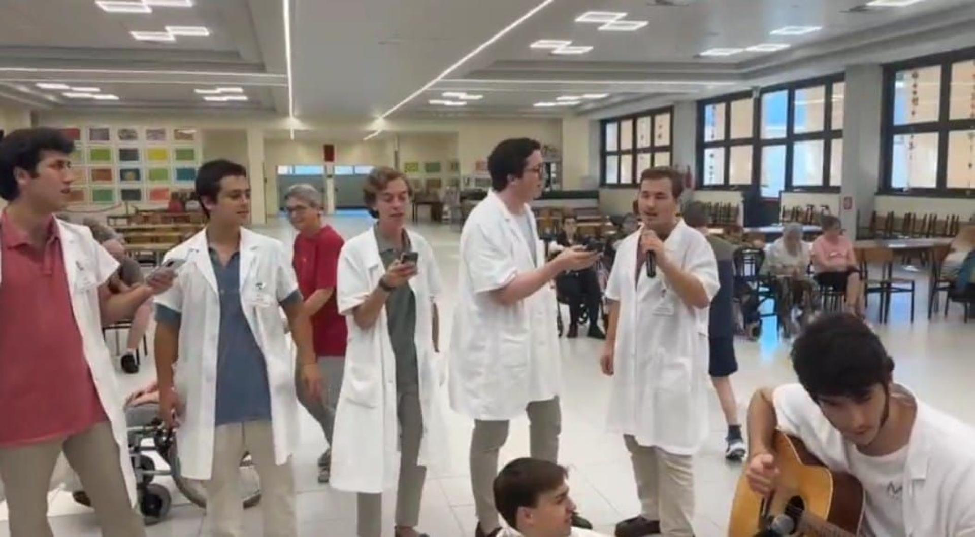 De izda a dcha: Luis Muñoz, Jaime de las Bárcenas, Guillermo Alonso del Real, Jaime Avello, Alfonso Casasola; Ignasi García y Miguel López-Madrazo, durante el festival del último día en su voluntariado en Padua.