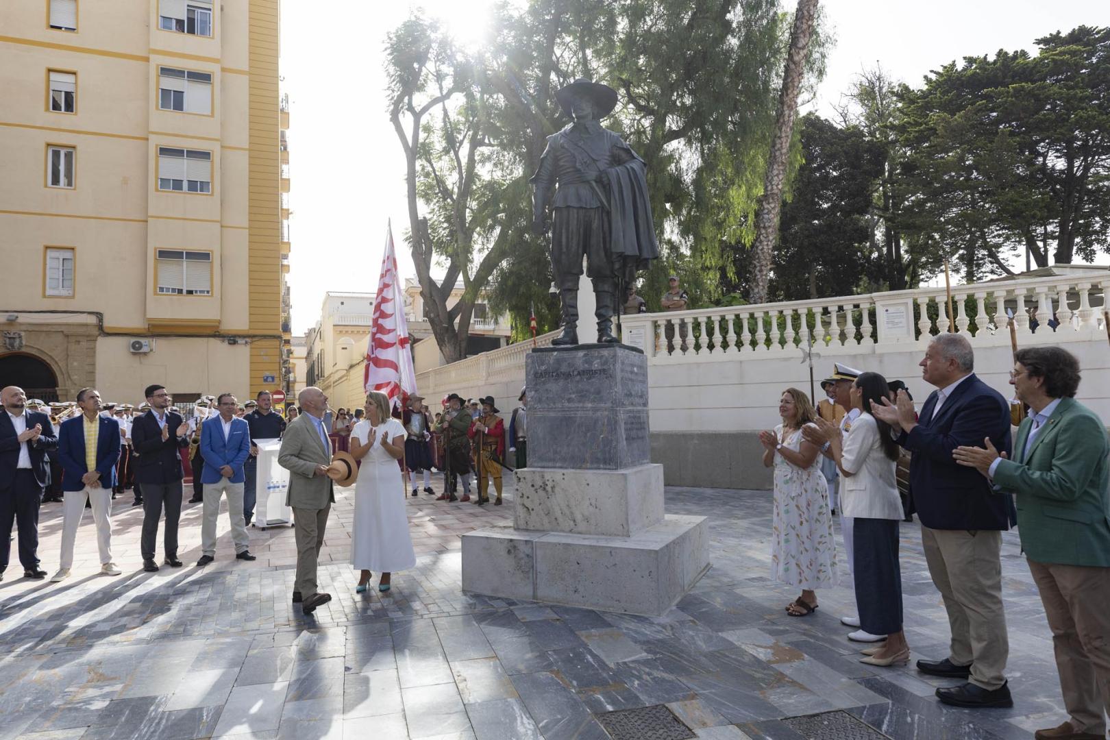 El escritor Arturo Pérez Reverte, acompañado por la alcaldesa de Cartagena, Noelia Arroyo, durante la inauguración del monumento al Capitán Alatriste encargado por el Ayuntamiento de la ciudad en homenaje a su trayectoria literaria, este viernes en la Plaza Los Cuarteles del Rey en Cartagena