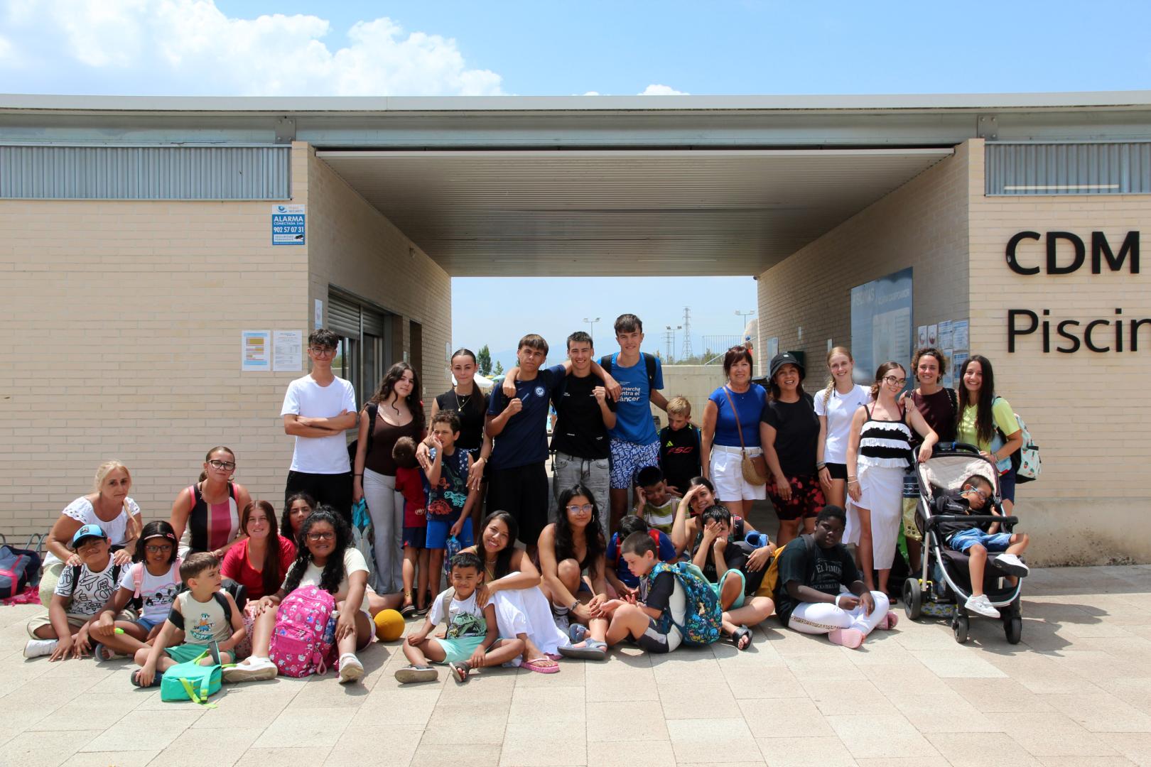 Voluntarios, profesionales y participantes en el programa de ANFAS frente a las piscinas Clara Campoamor