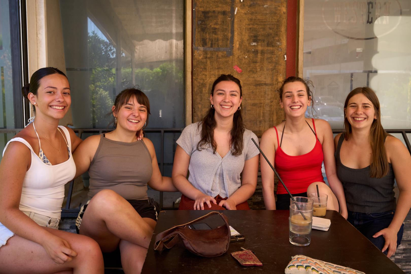 Eider Goñi, Idoia Moreno, Estela Hernández y Marina Aguerri; en la hora del café