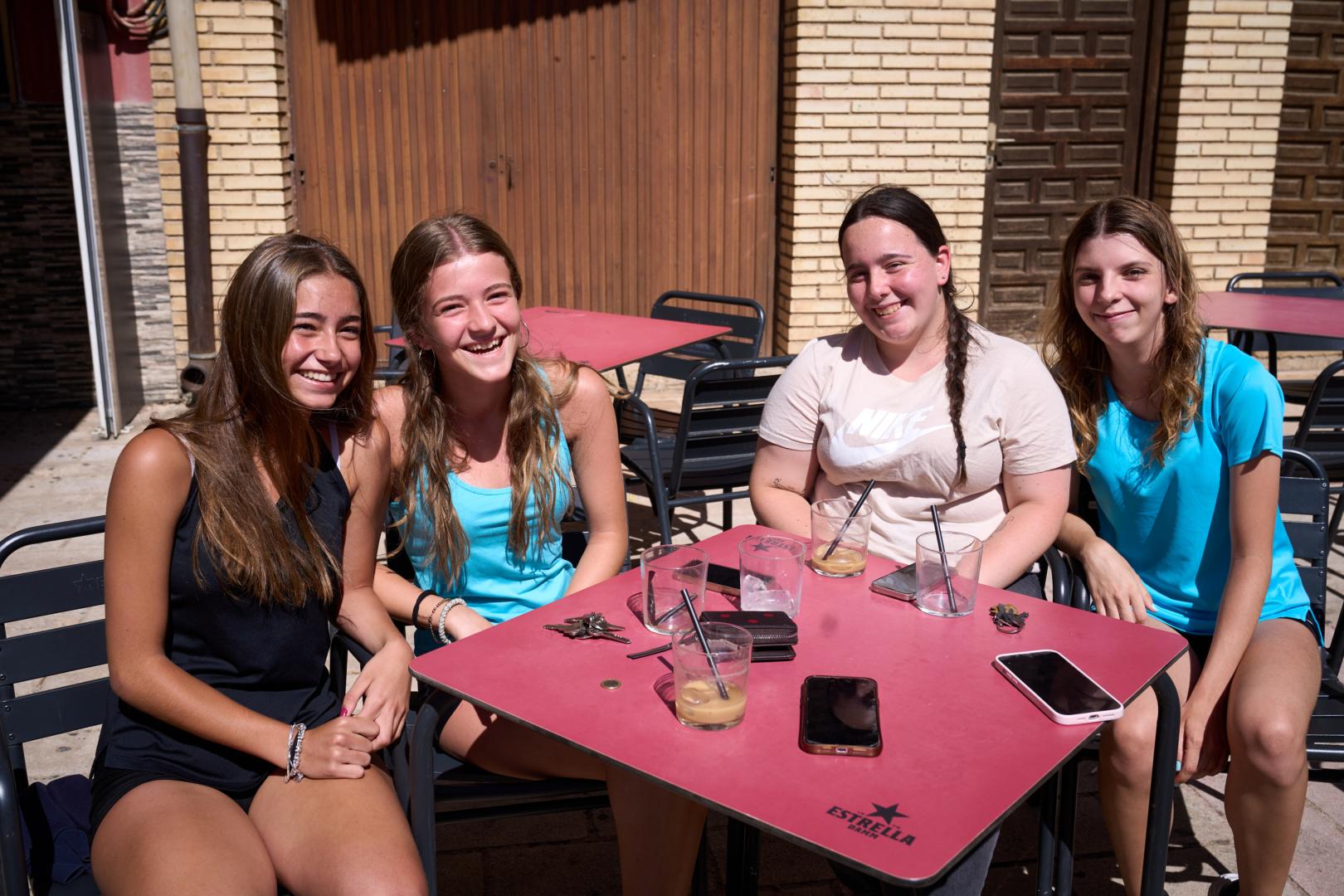 Eider Goñi, Idoia Moreno, Estela Hernández y Marina Aguerri; en la hora del café.