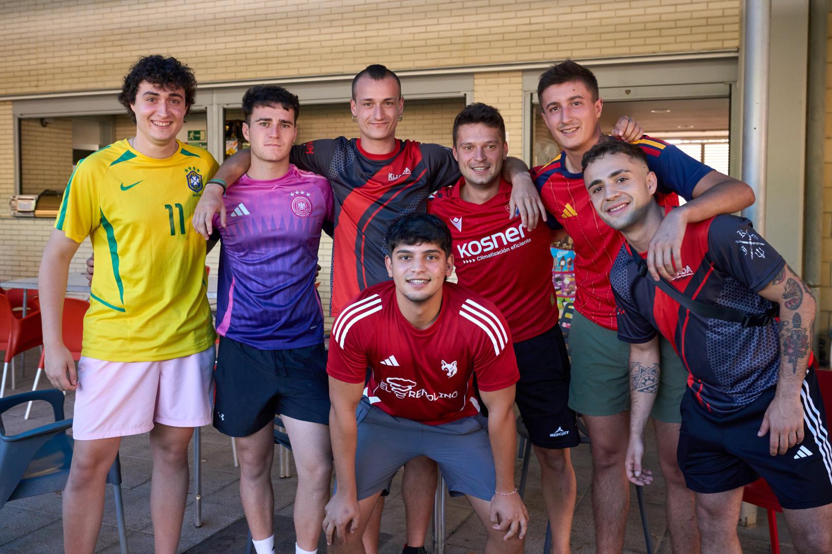 Miguel Ángel Urio, Víctor Salvador, Aimar Jaso, Raúl Menendez, Javier Perales, Pedro Barrutia y Adrián Daniel Opea
